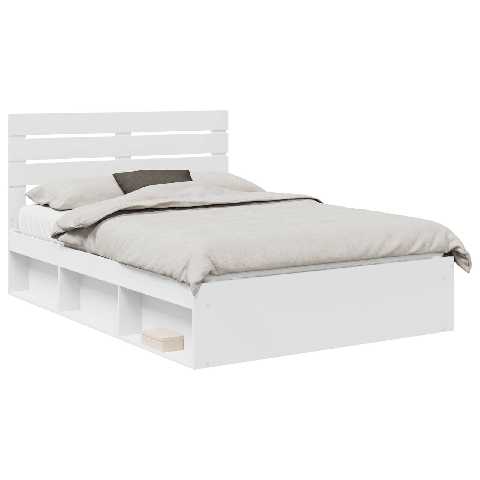 Ein weißes Plattformbett mit einem Kopfteil aus Lamellen, grauer Bettwäsche und sichtbaren Aufbewahrungskompartimenten darunter.