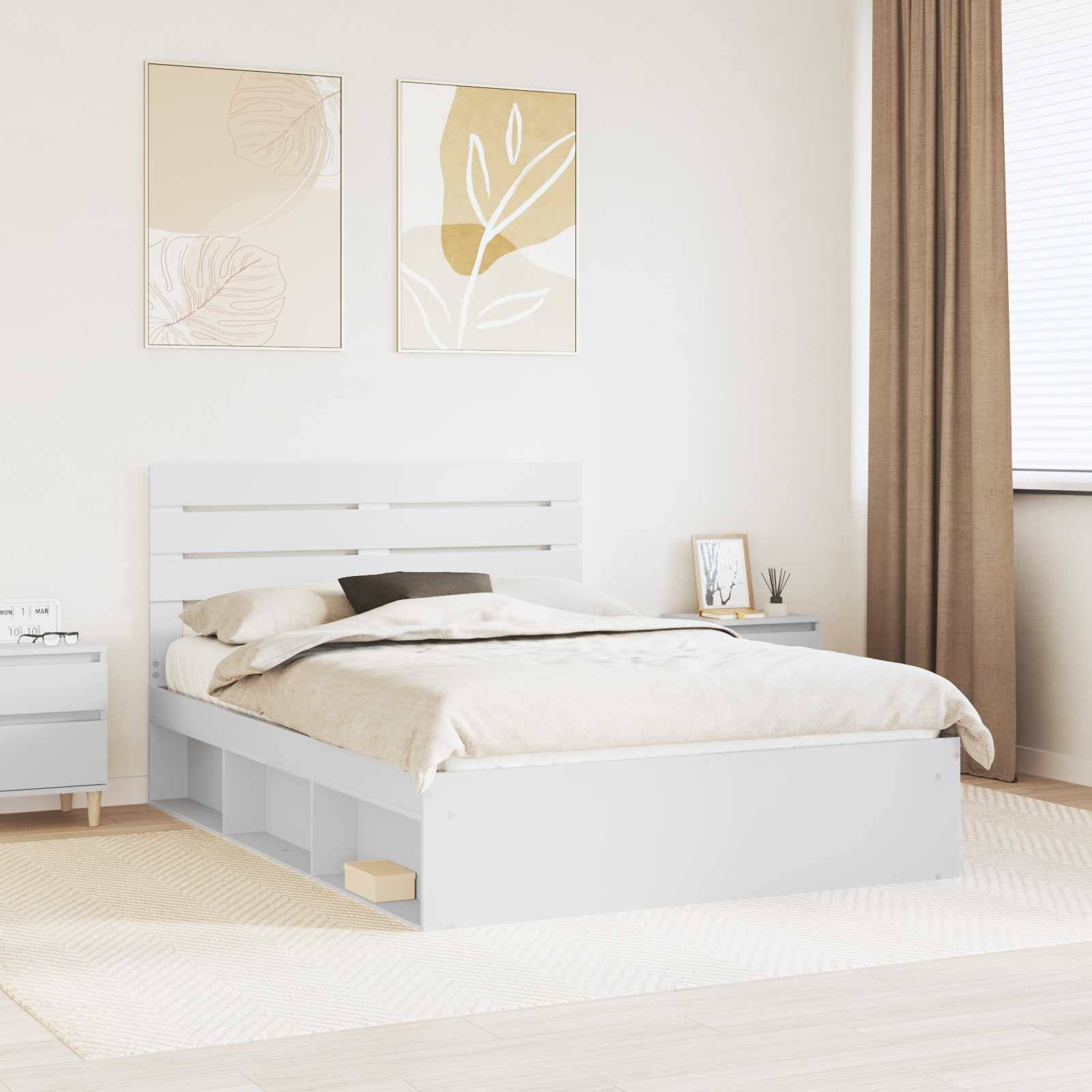 Ein modernes Schlafzimmer mit einem weißen Bett mit Stauraum-Schubladen, beigen Wänden mit minimalistischem Pflanzenkunstwerk und einem Fenster mit Vorhang.