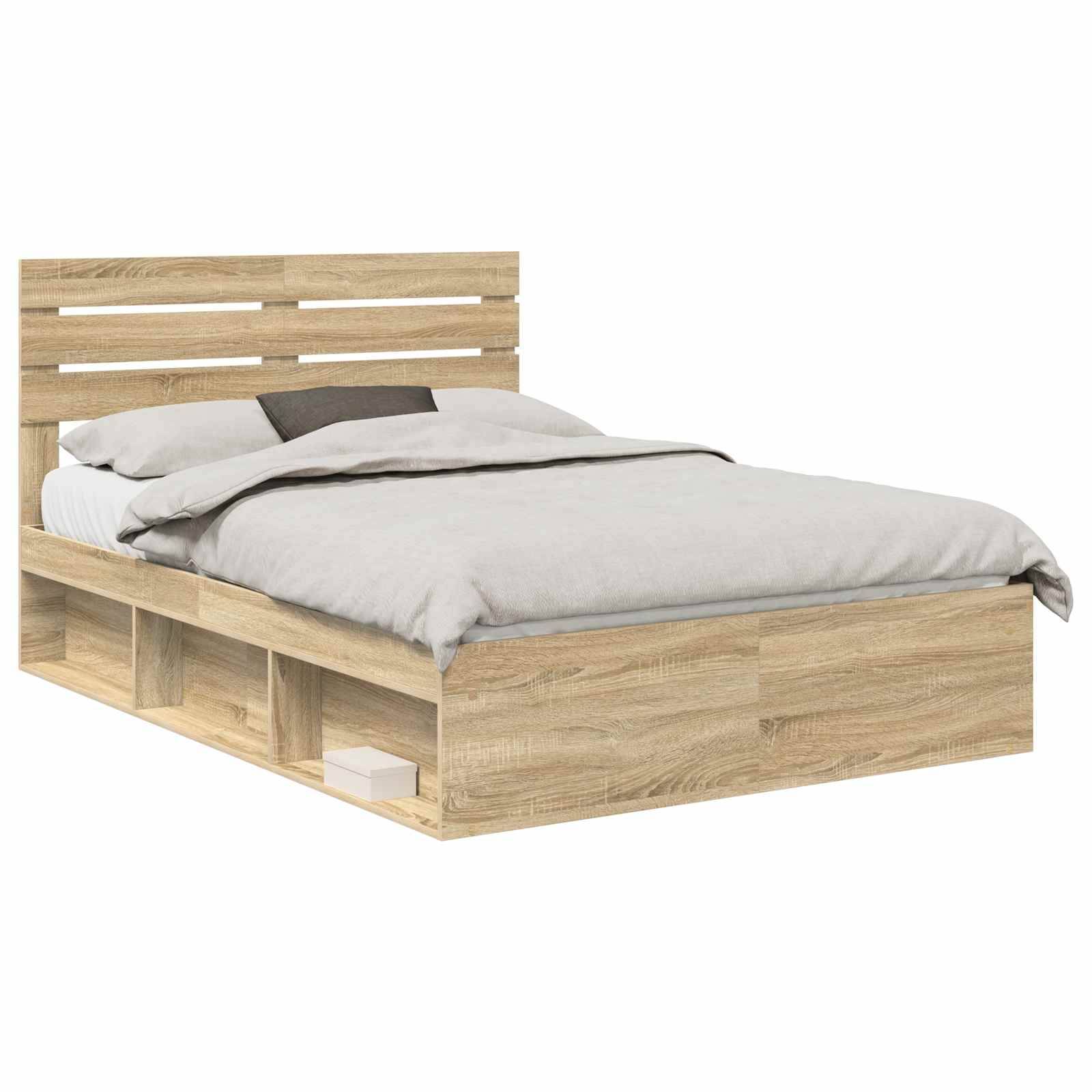 Ein Doppelbett aus Holz mit einem Lamellenkopfteil, grauer Bettwäsche und integrierten Stauraumregalen darunter, inklusive sichtbarer Bücher.