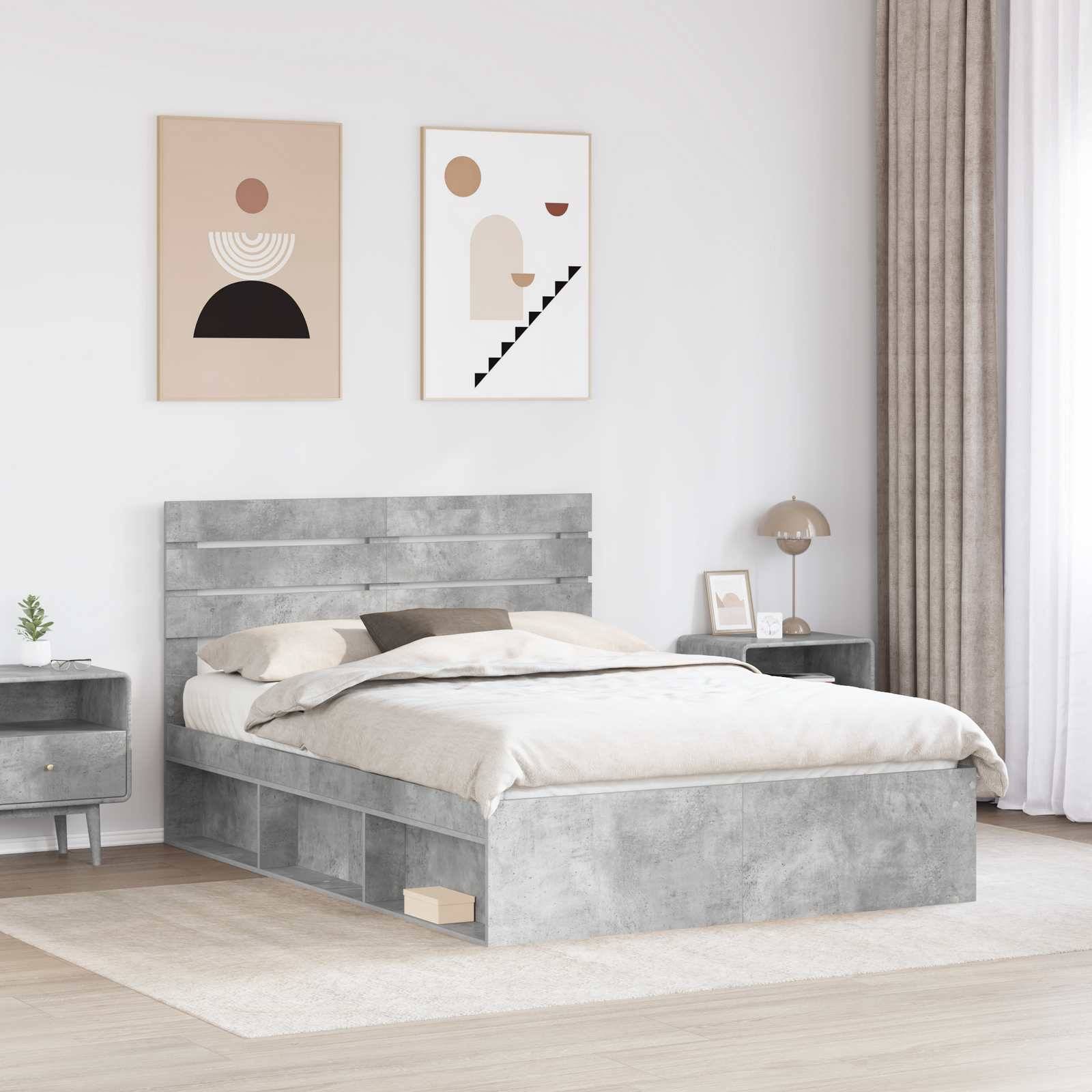 Ein modernes Schlafzimmer mit einem grauen Bett und hölzernem Kopfteil. Ein abstraktes Kunstwerk schmückt die Wand. Ein Nachttisch trägt eine Lampe und eine Pflanze.