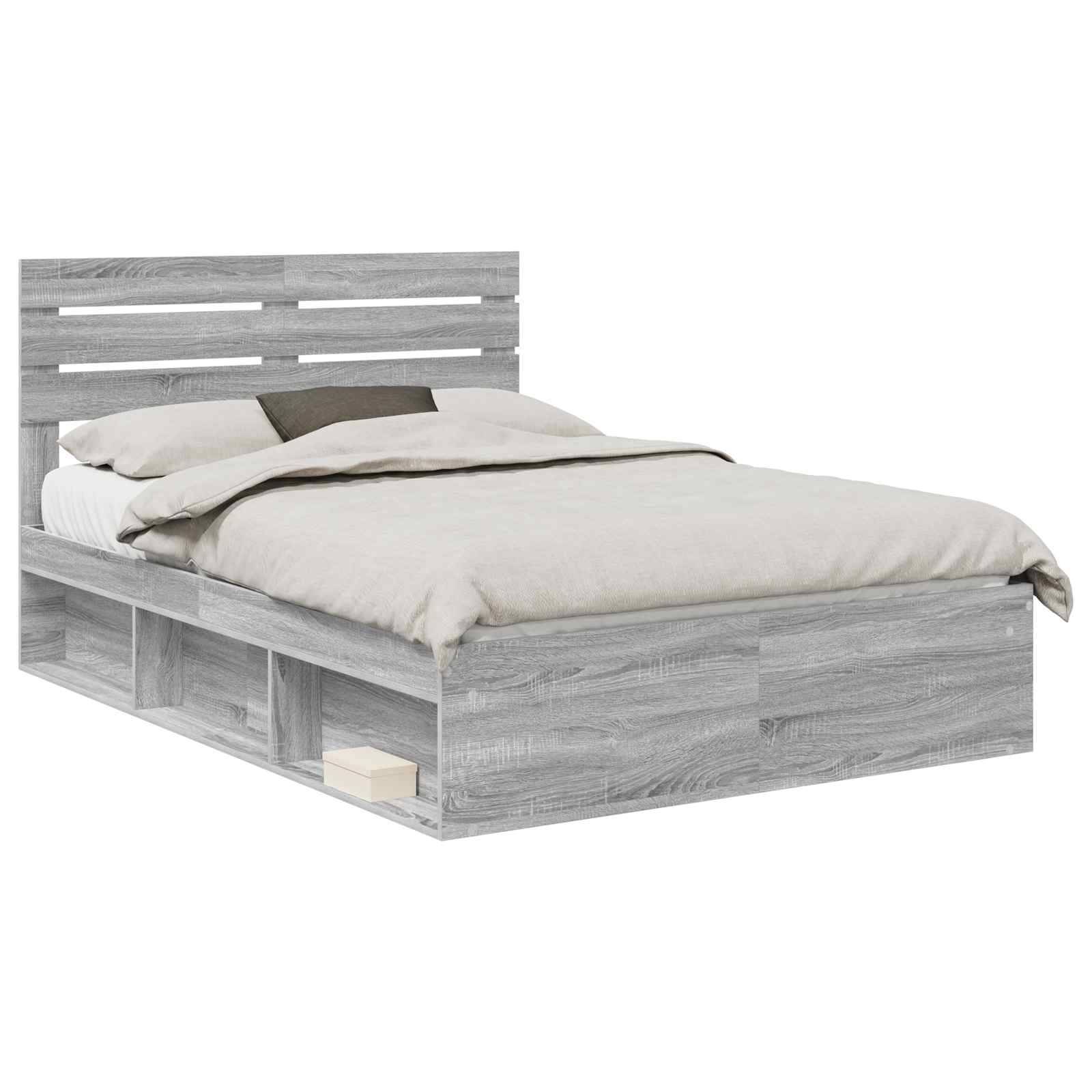 Ein moderner Holzbettrahmen mit einem Lattenrost als Kopfteil, in hellem Grau lackiert und mit integrierten Ablageregalen. Das Bett ist ordentlich bezogen mit beigefarbener Bettwäsche.