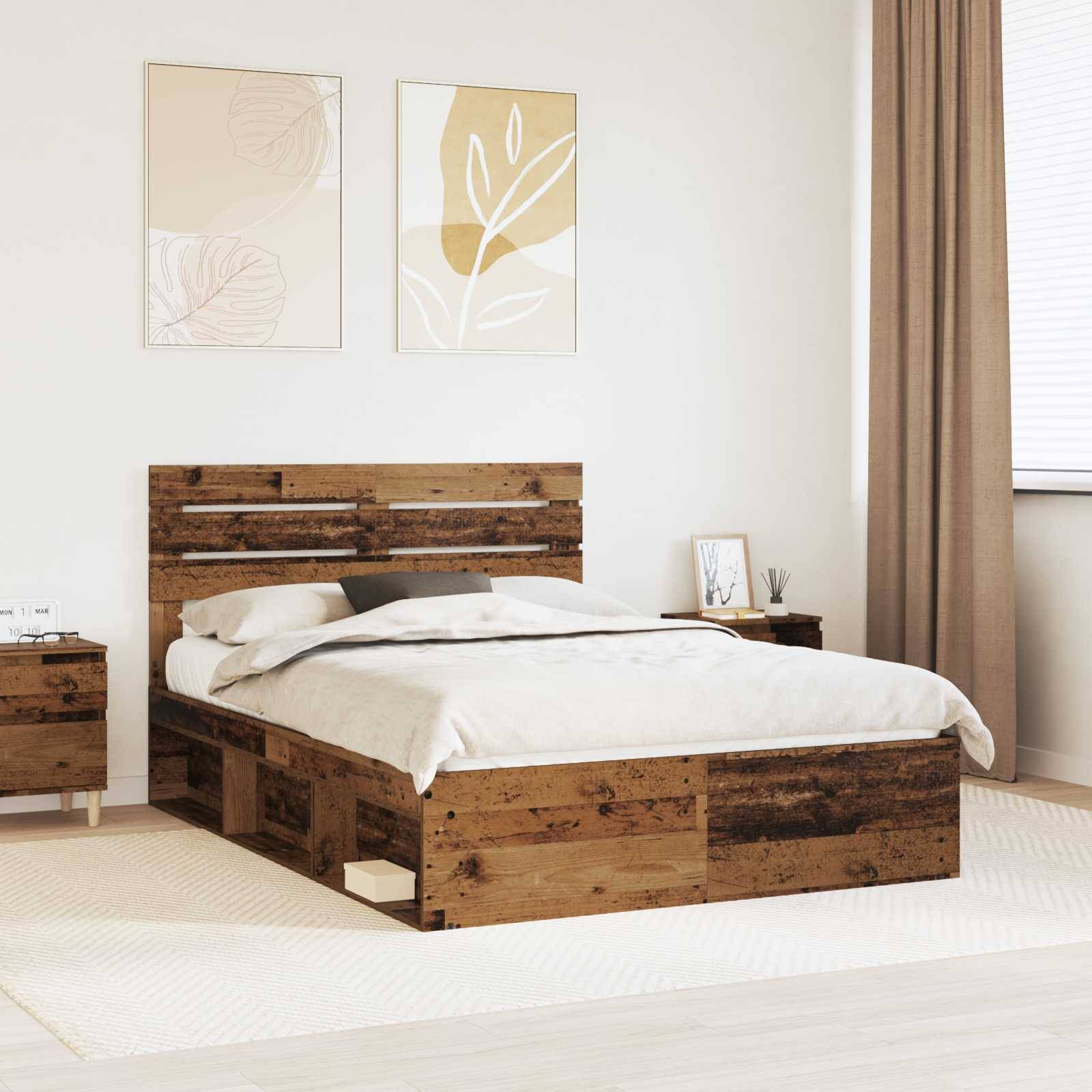 Schlafzimmer mit einem rustikalen Holzbett, weißer Bettwäsche, passendem Nachttisch, abstrakter Wandkunst und beigen Vorhängen am Fenster.