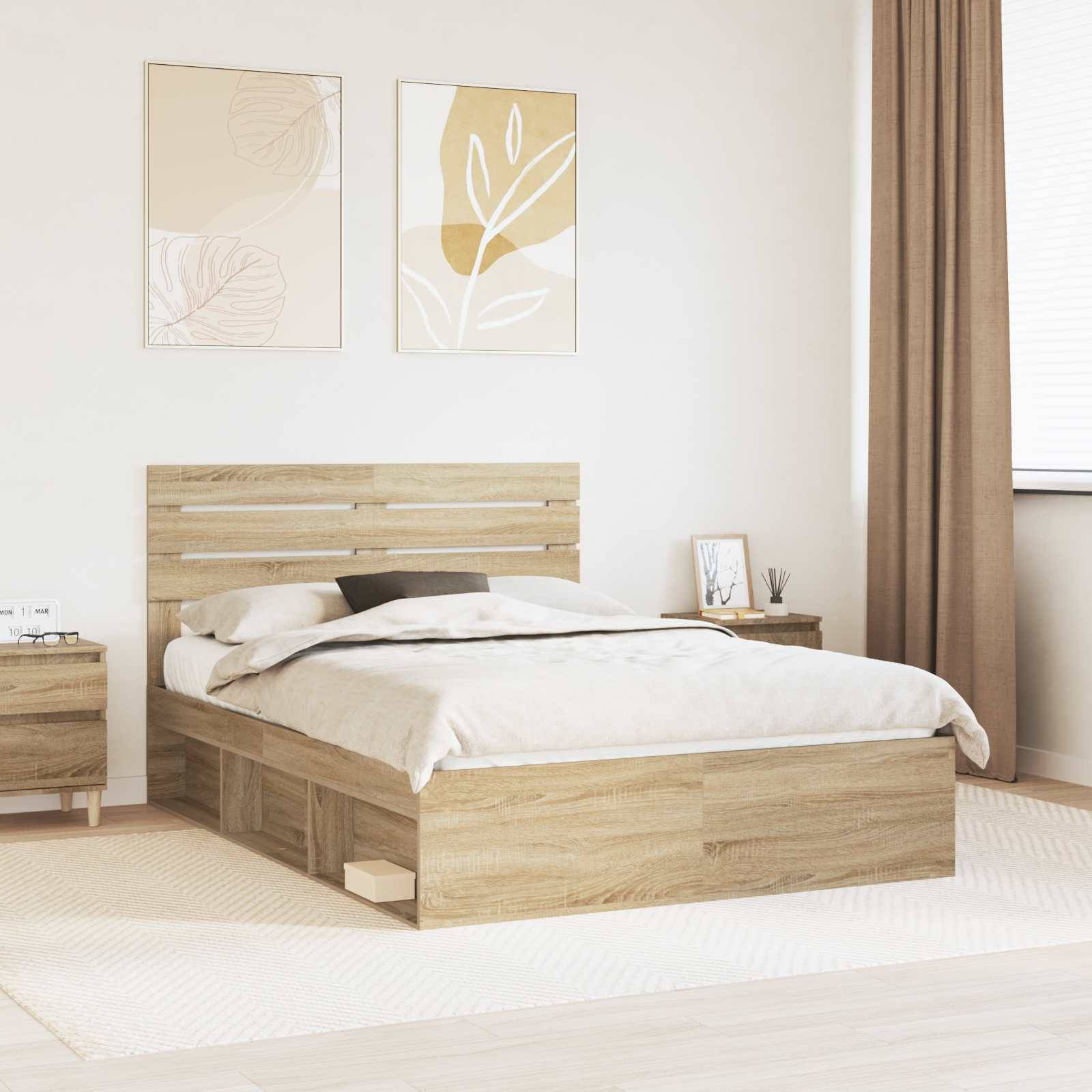 Ein minimalistisches Schlafzimmer mit einem Holzbett, weißer Bettwäsche, zwei Nachttischen und zwei abstrakten Kunstwerken an der Wand. Vorhänge hängen neben dem Fenster.
