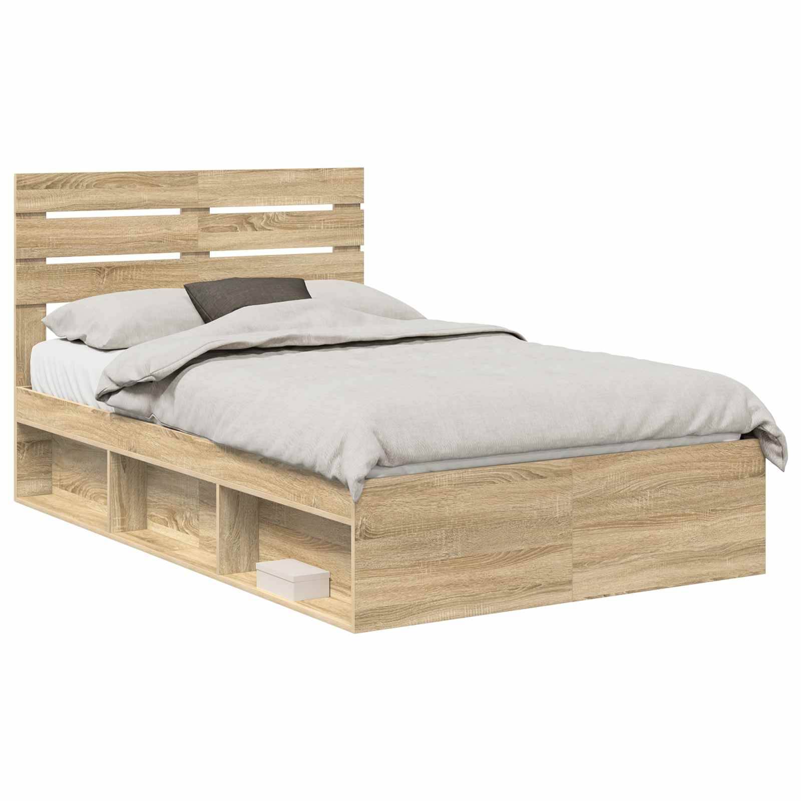 Ein Holzbett mit einem Lattenrost-Kopfteil ist mit sauber bezogener grauer Bettwäsche und Matratze ausgestattet. Die Basis umfasst integrierte Stauraummöglichkeiten in Form von Regalen.