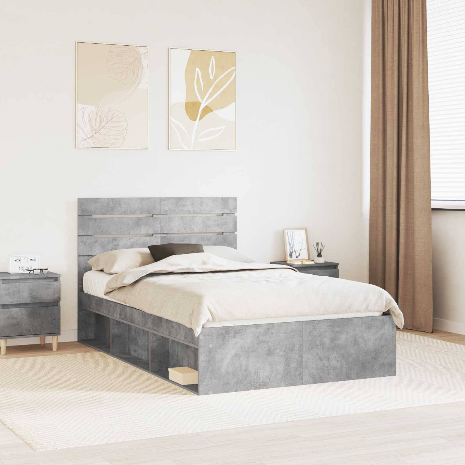 Ein modernes Schlafzimmer mit einem grauen Bett, das über Stauraum unter dem Bett verfügt, zwei passende Nachttische und abstrakte Kunst an der Wand darüber. Natürliches Licht strömt durch ein Fenster mit Jalousien herein.