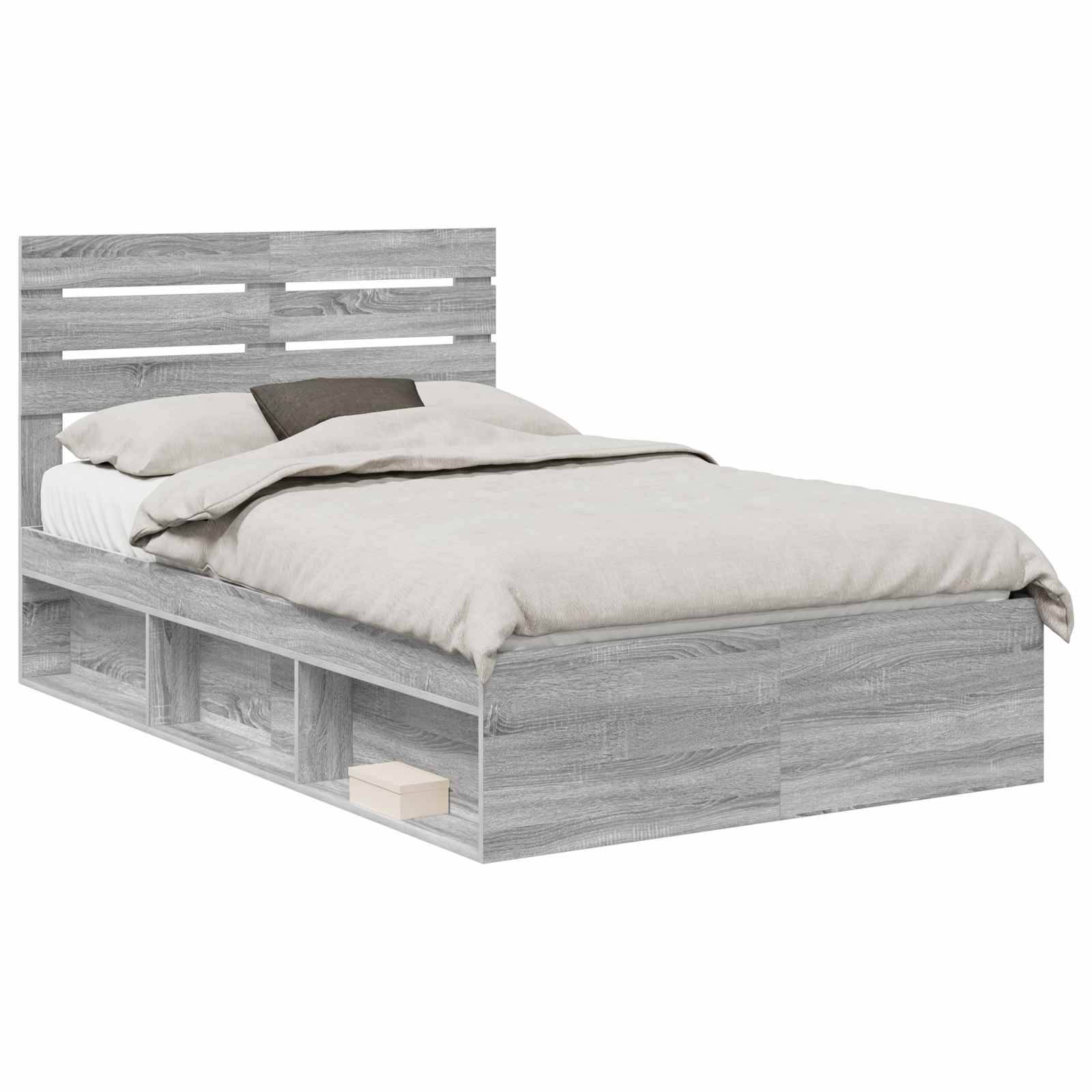 Ein Holz-Einzelbett mit hohem Kopfteil, in grauer Ausführung, mit vier offenen Stauraumfächern darunter und einer beigen Bettdecke mit Kissen.
