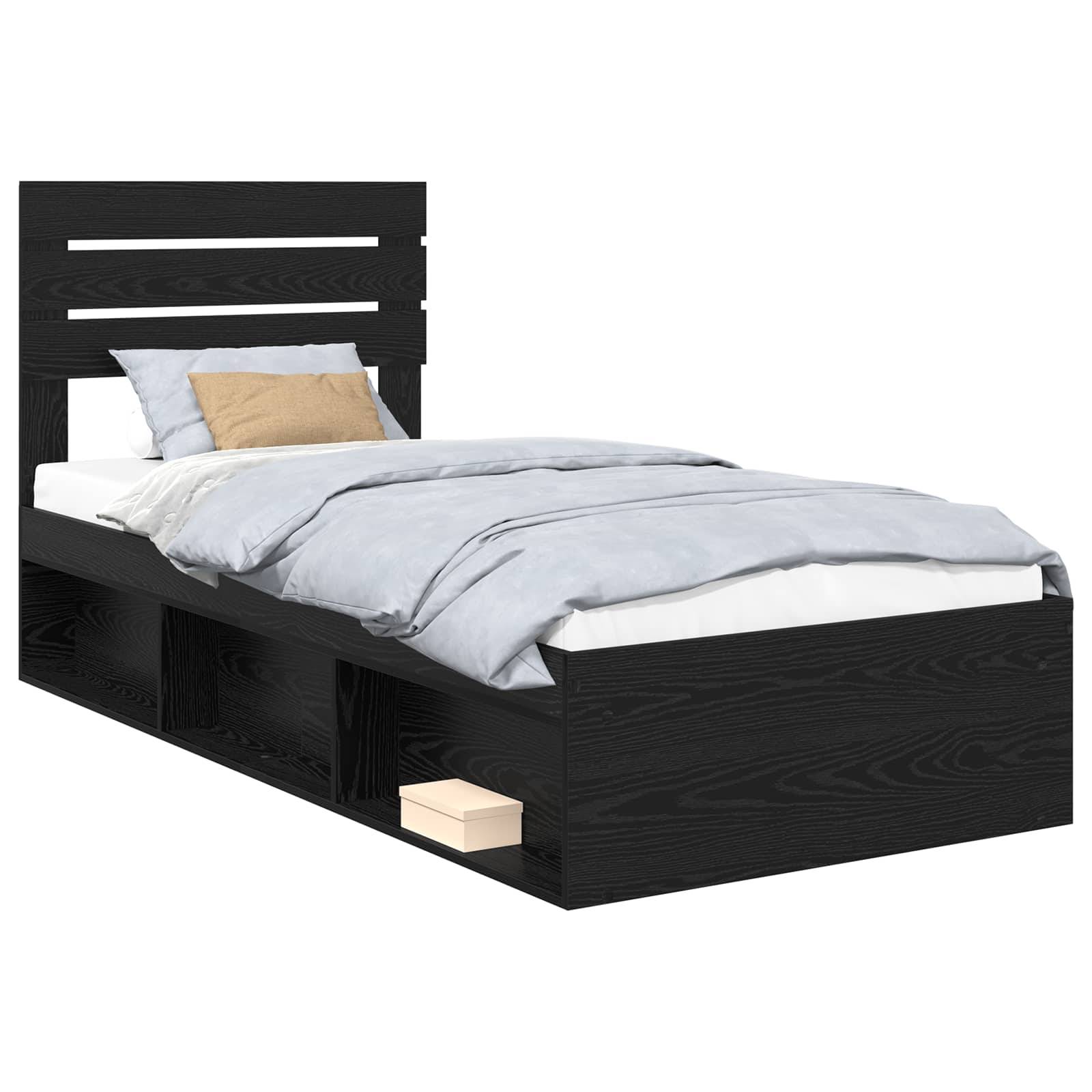 Ein schwarzes Holz-Etagenbett mit Stauraum-Regalen darunter, das ein hellblaues und beiges Bettwäsche-Set hält.