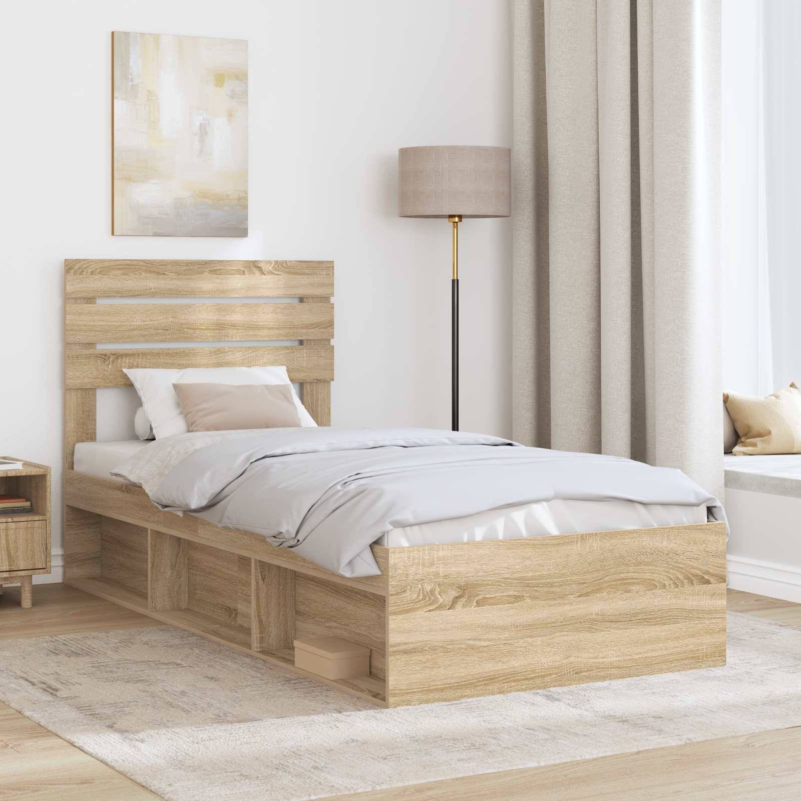 Ein Schlafzimmer mit einem Holzbett, das Aufbewahrungsschubladen hat, weißer Bettwäsche, einer Stehlampe und leichten Vorhängen. Ein strukturierter Teppich und Wandkunst vervollständigen die Dekoration.