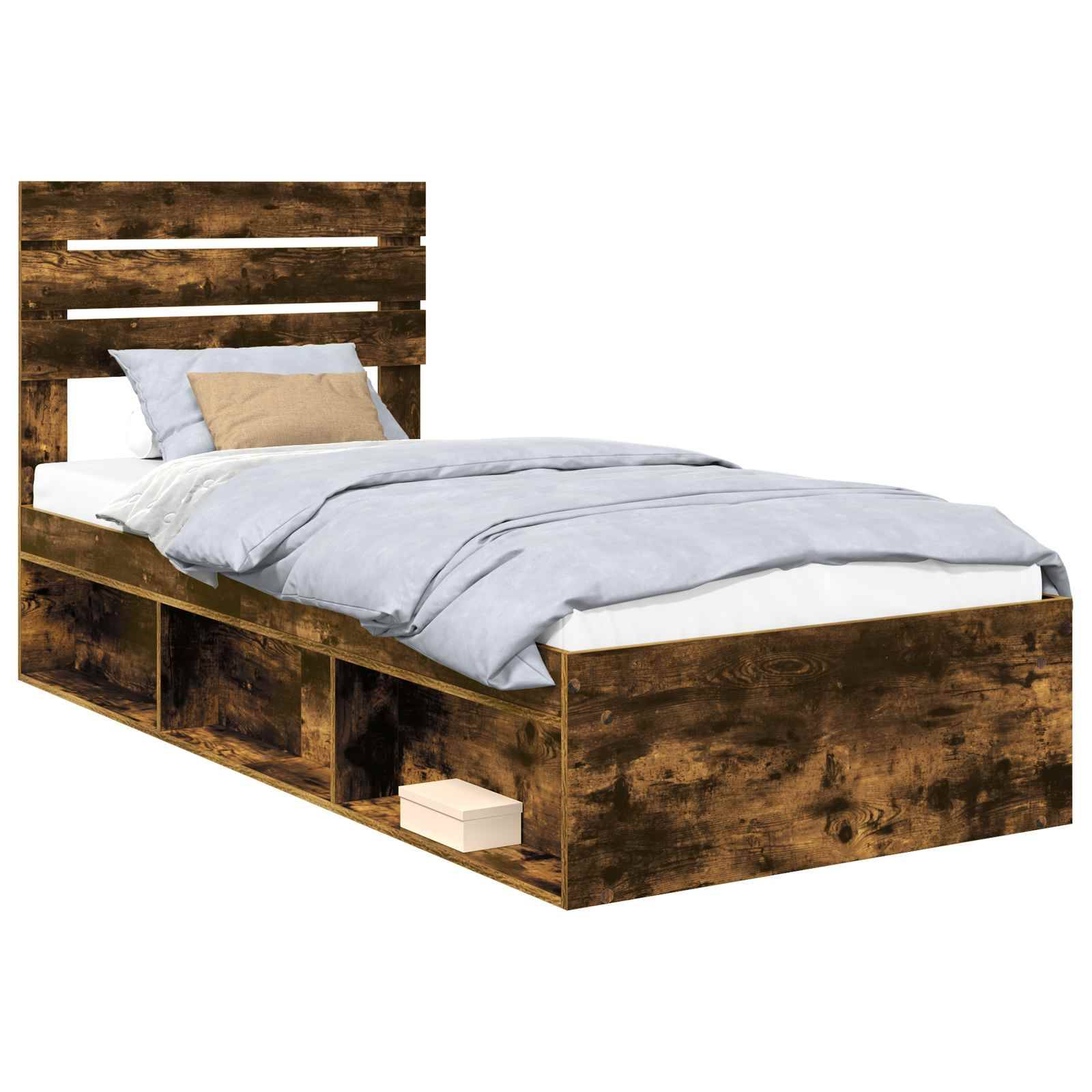 Ein rustikaler Holzbettrahmen mit hohem Kopfteil und Regalen an den Seiten, ordentlich bezogen mit hellblauer Bettwäsche und einem beigen Kissen.