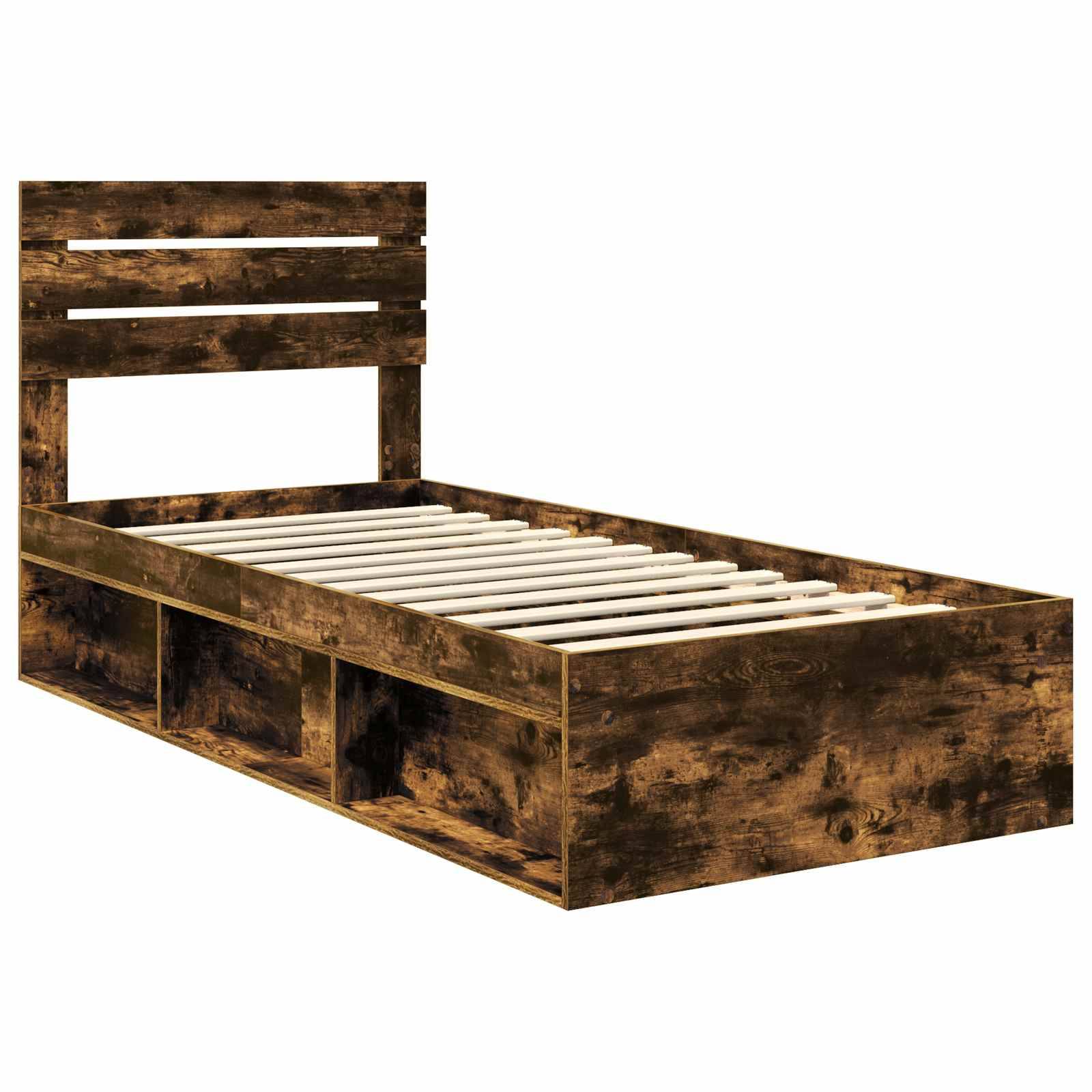 Ein rustikaler Holzbettrahmen mit einem Lattenrost-Kopfteil und Aufbewahrungsregalen unter dem Bett. Er hat eine verwitterte, braune Oberfläche.