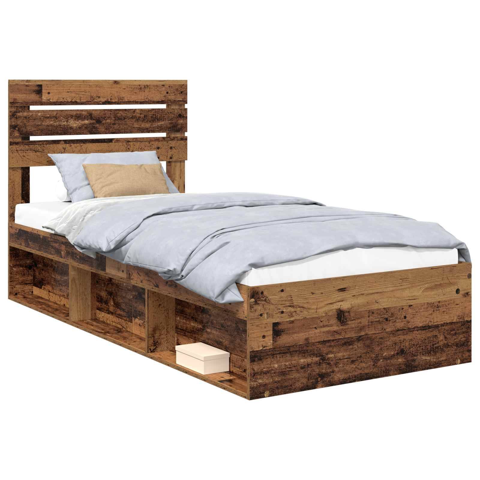 Ein Holzbett mit rustikaler Oberfläche, ausgestattet mit einem Lattenrost-Kopfteil, hellblauen Bettwäschestücken und eingebauten Staurageschubladen an der Seite.