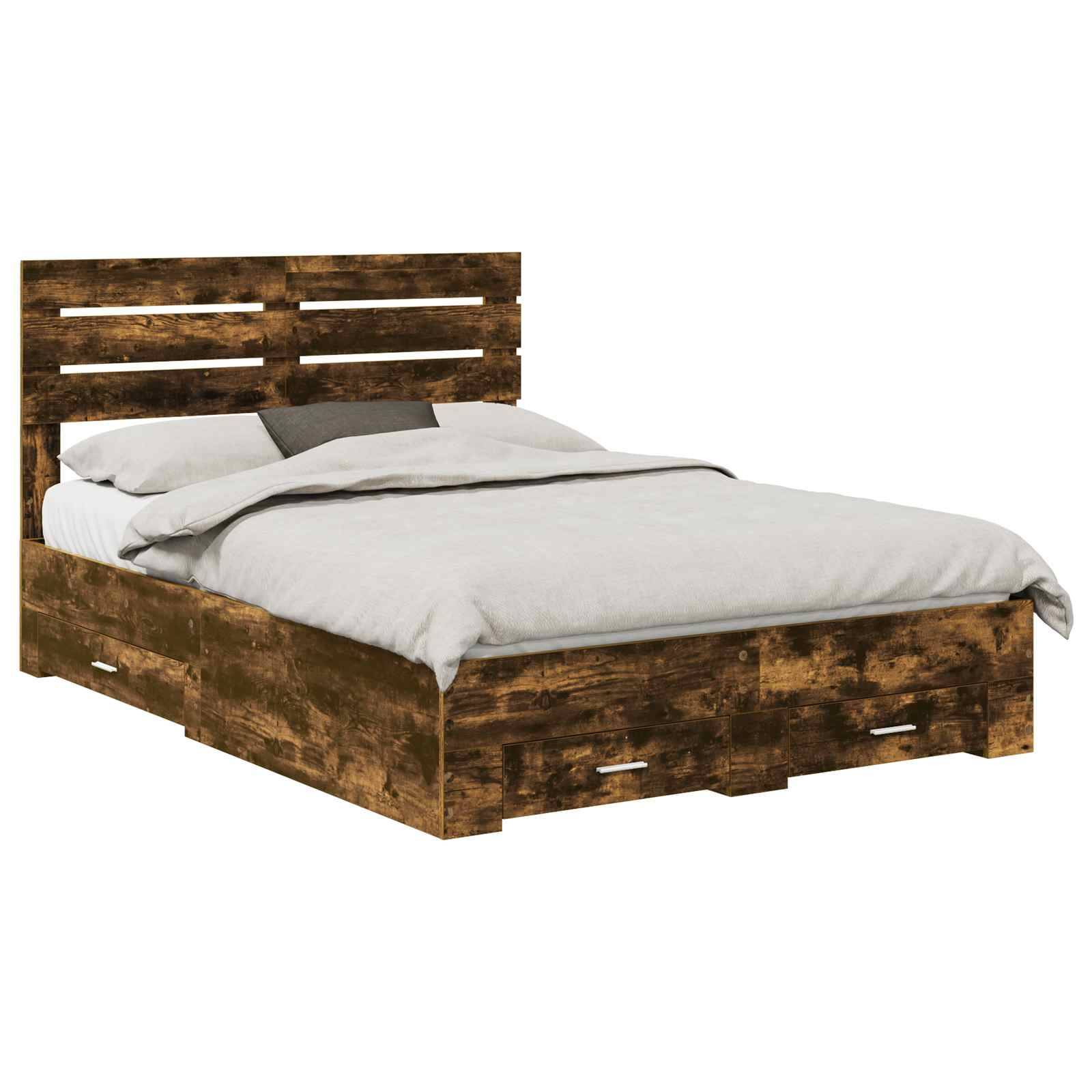 Ein rustikales Holzbettgestell mit einer lamellenbespannten Kopfleiste, ausgestattet mit eingebauten Unterbett-Schubladen zur Aufbewahrung, und ein ordentlich gemachtes Bett mit weißer Bettwäsche.
