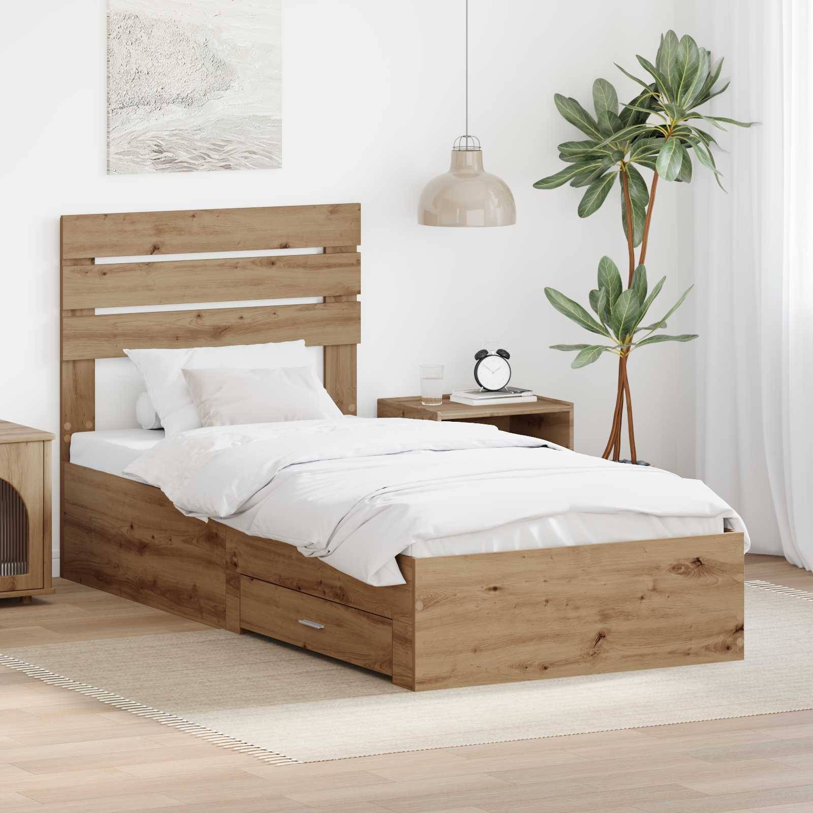 Ein aufgeräumtes Schlafzimmer mit einem Holzbett, das mit weißer Bettwäsche bezogen ist, einem Nachttisch, einer Pendelleuchte und einer Topfpflanze, die eine gemütliche Atmosphäre schafft.