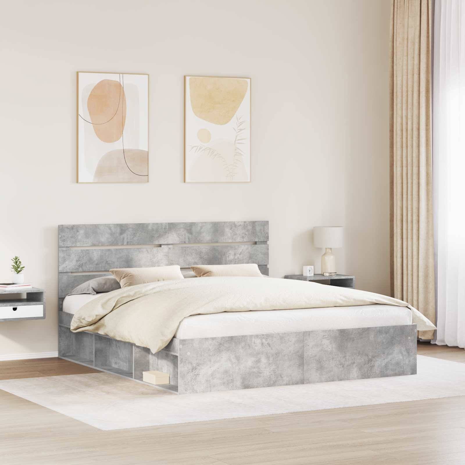 Ein modernes Schlafzimmer zeigt ein graues Plattformbett mit beiger Bettwäsche, zwei abstrakten Kunstwerken über dem Kopfteil und einen Nachttisch mit einer Lampe.