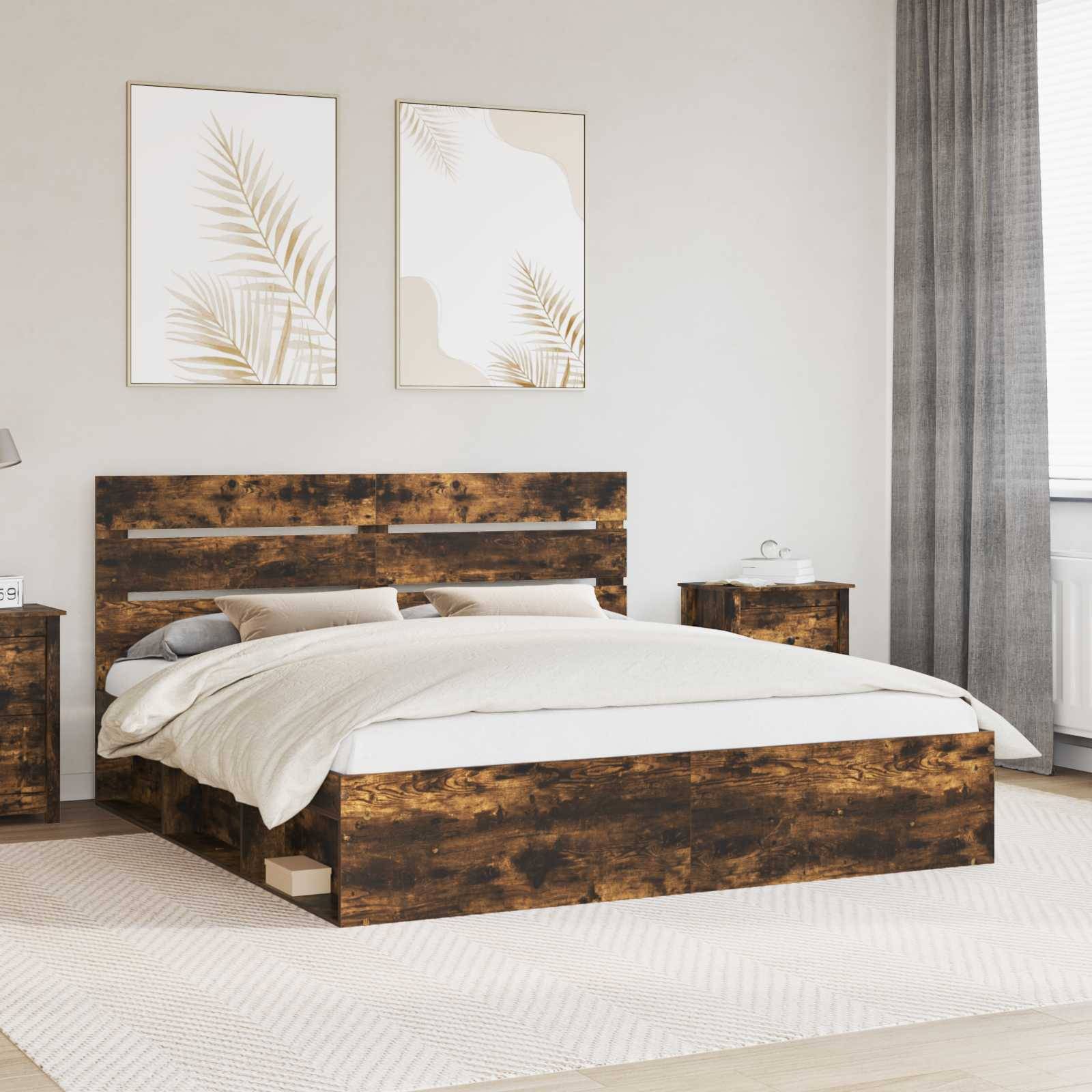 Ein Schlafzimmer mit einem Holzbett, zwei Nachttischen, abstrakter Wandkunst und einem Fenster mit Vorhängen. Die Einrichtung ist minimalistisch und neutral.