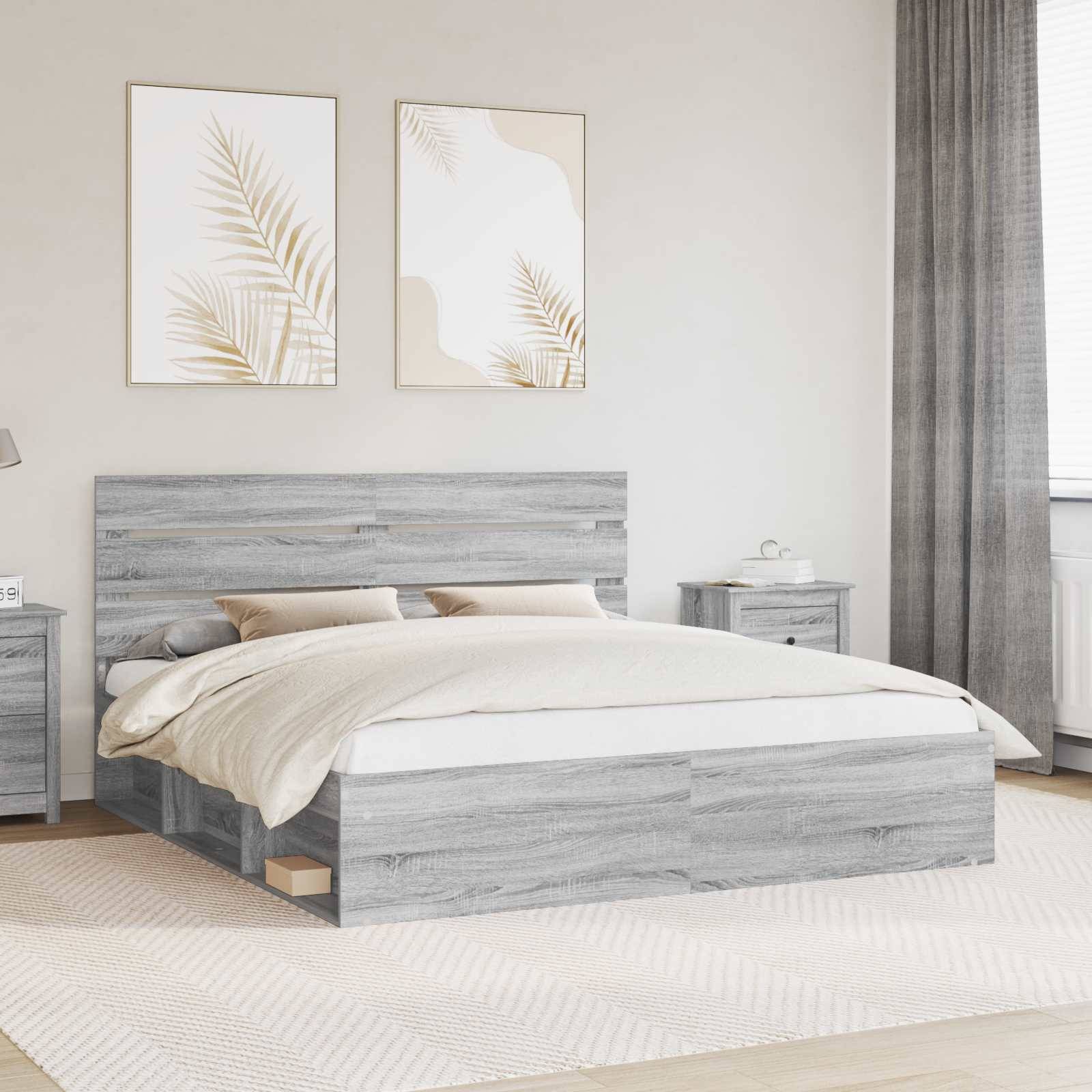 Ein minimalistisches Schlafzimmer zeigt ein graues Holzbett mit beigefarbener Bettwäsche, passenden Nachttischen und zwei abstrakten Palmblatt-Drucken an der Wand.