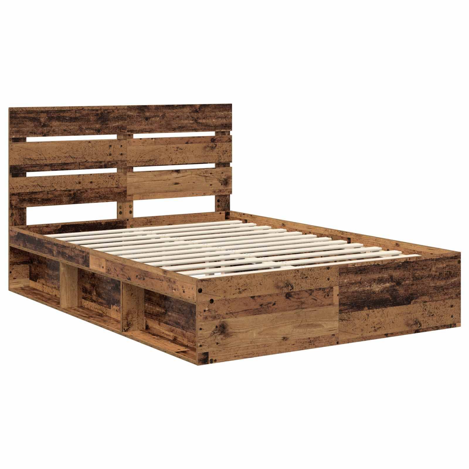 Ein Bettrahmen aus Holzpaletten mit rustikaler Oberfläche, ausgestattet mit einem Kopfteil und ohne Matratze.
