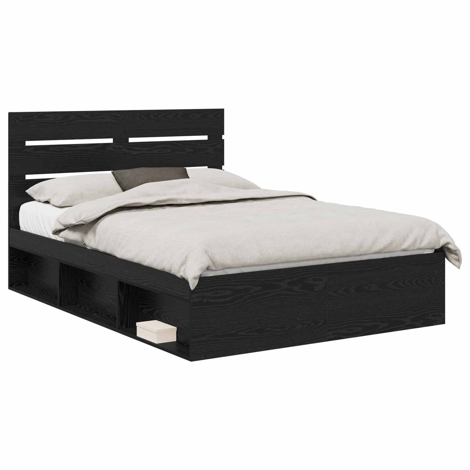 Ein Holzbettgestell mit schwarzer Beschichtung, ausgestattet mit einem schlichten Kopfteil und Stauraum unter dem Bett. Das Bett ist mit hellgefärbter Bettwäsche bezogen.