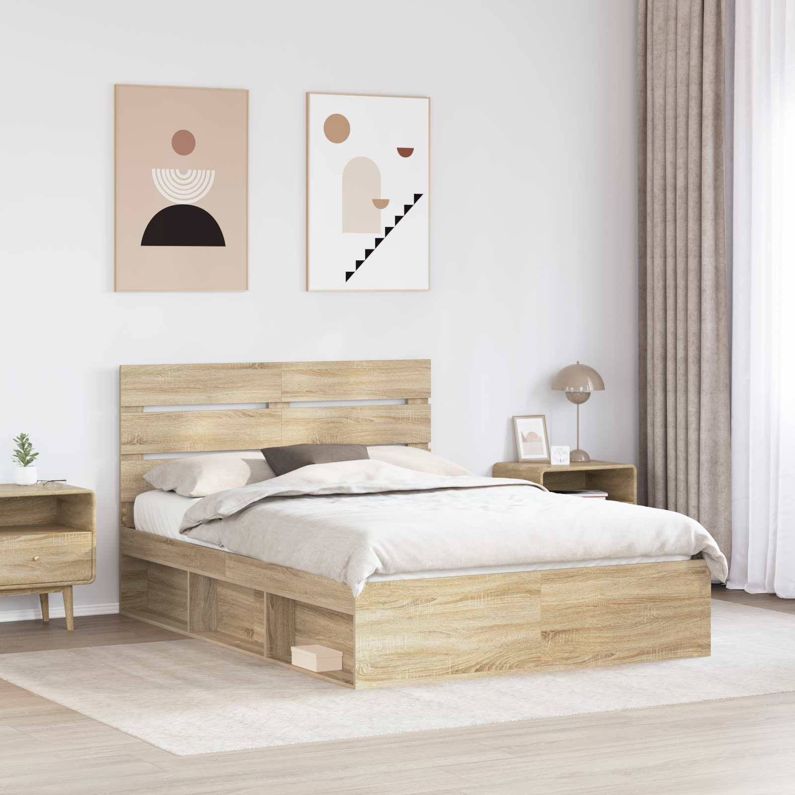 Schlafzimmer mit einem Holzbett, zwei abstrakten Kunstwerken darüber, einem Nachttisch mit einer Lampe und beigen Vorhängen. Minimalistische Einrichtung.