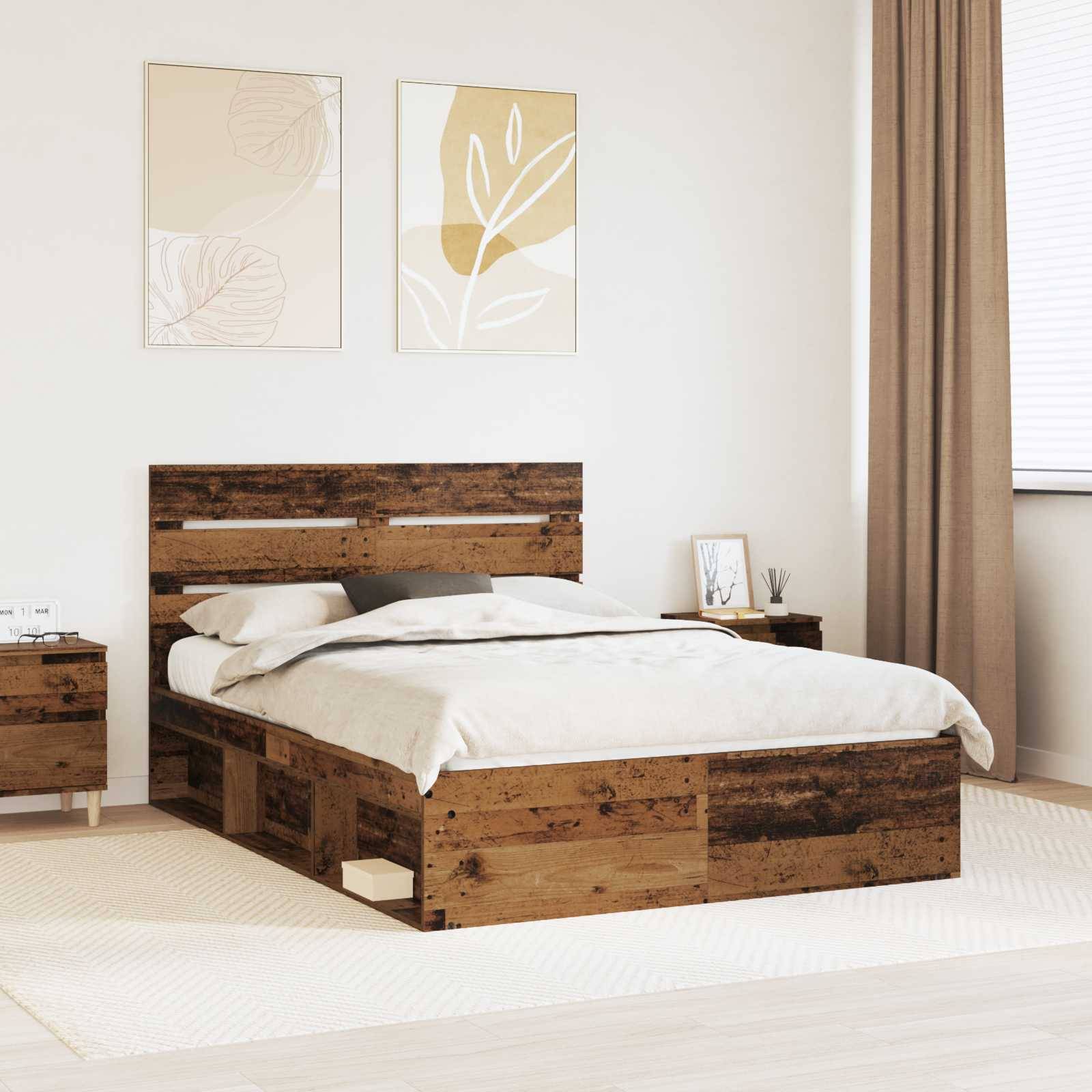 Ein gemütliches Schlafzimmer mit einem rustikalen Holzbett, einem Nachttisch und beigen Dekorationen, mit einem gemusterten Kopfteil, zwei gerahmten Kunstdrucken und einem großen Fenster.