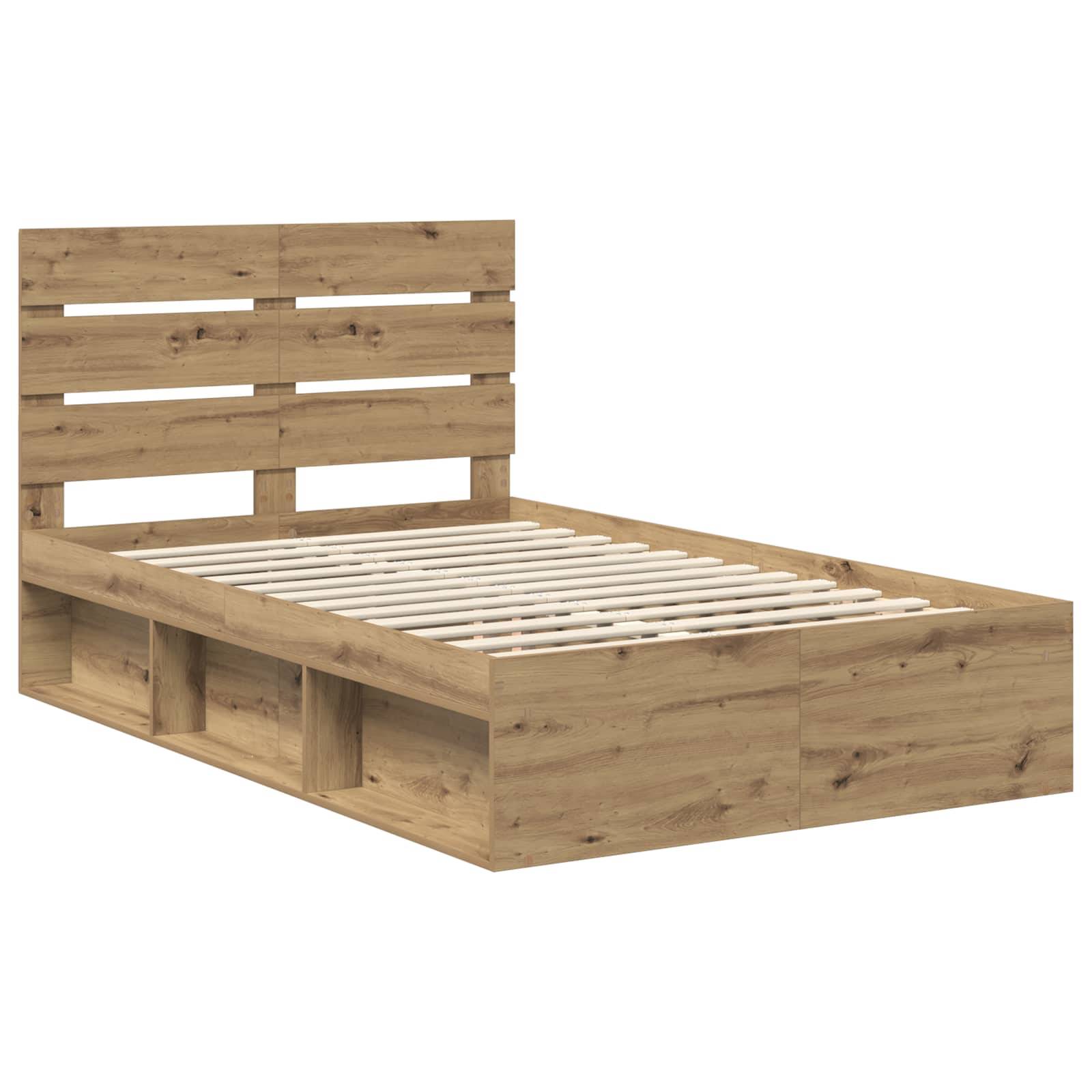 Ein Holzbettgestell mit einem geschlitzten Kopfteil und Stauraummöglichkeiten darunter. Das Holz hat eine natürliche, hellbraune Oberfläche.