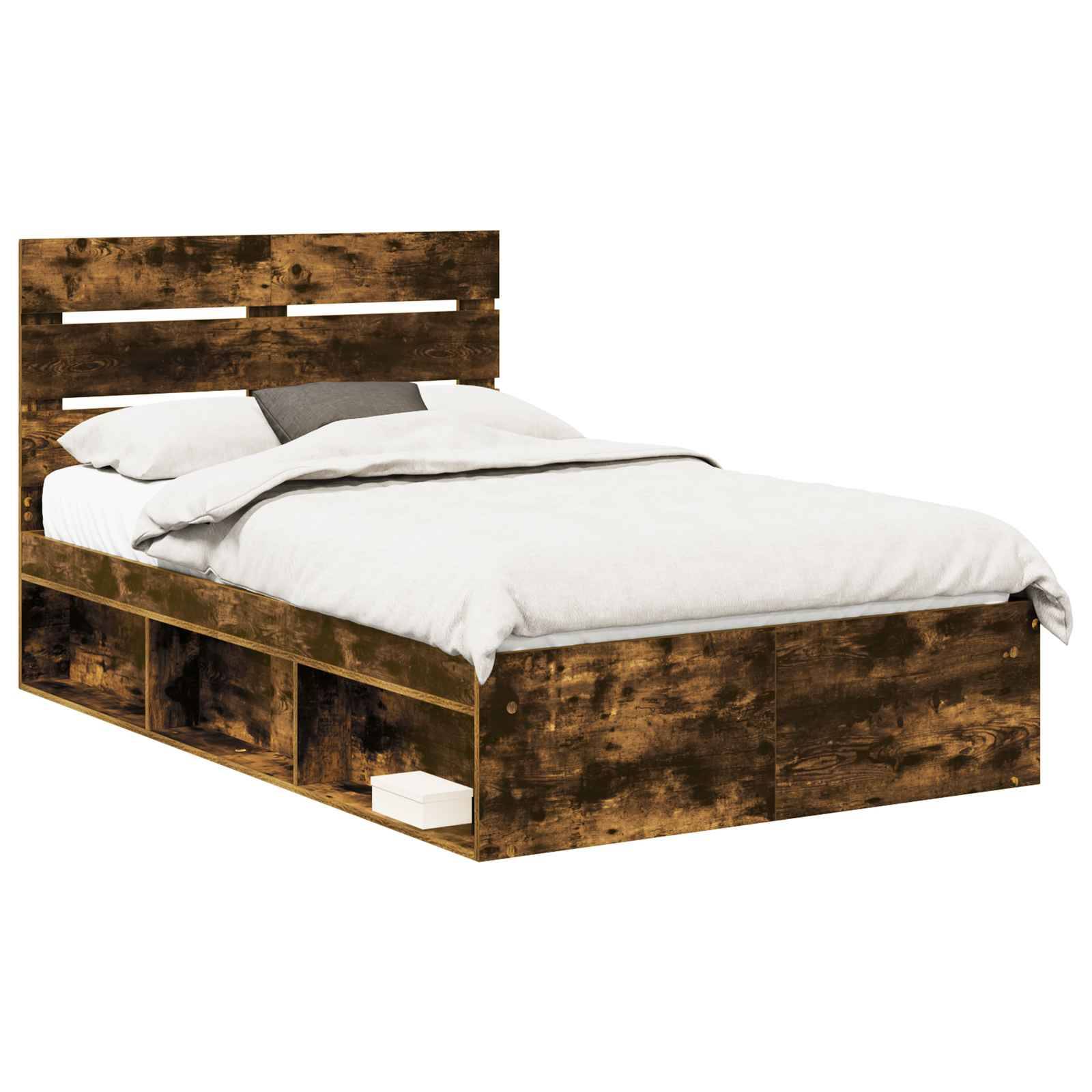 Ein Holzbett mit rustikaler Oberfläche, das einen Lattenrahmen im Kopfteil und integrierte Aufbewahrungsschubladen darunter aufweist, die teilweise mit Büchern gefüllt sind.