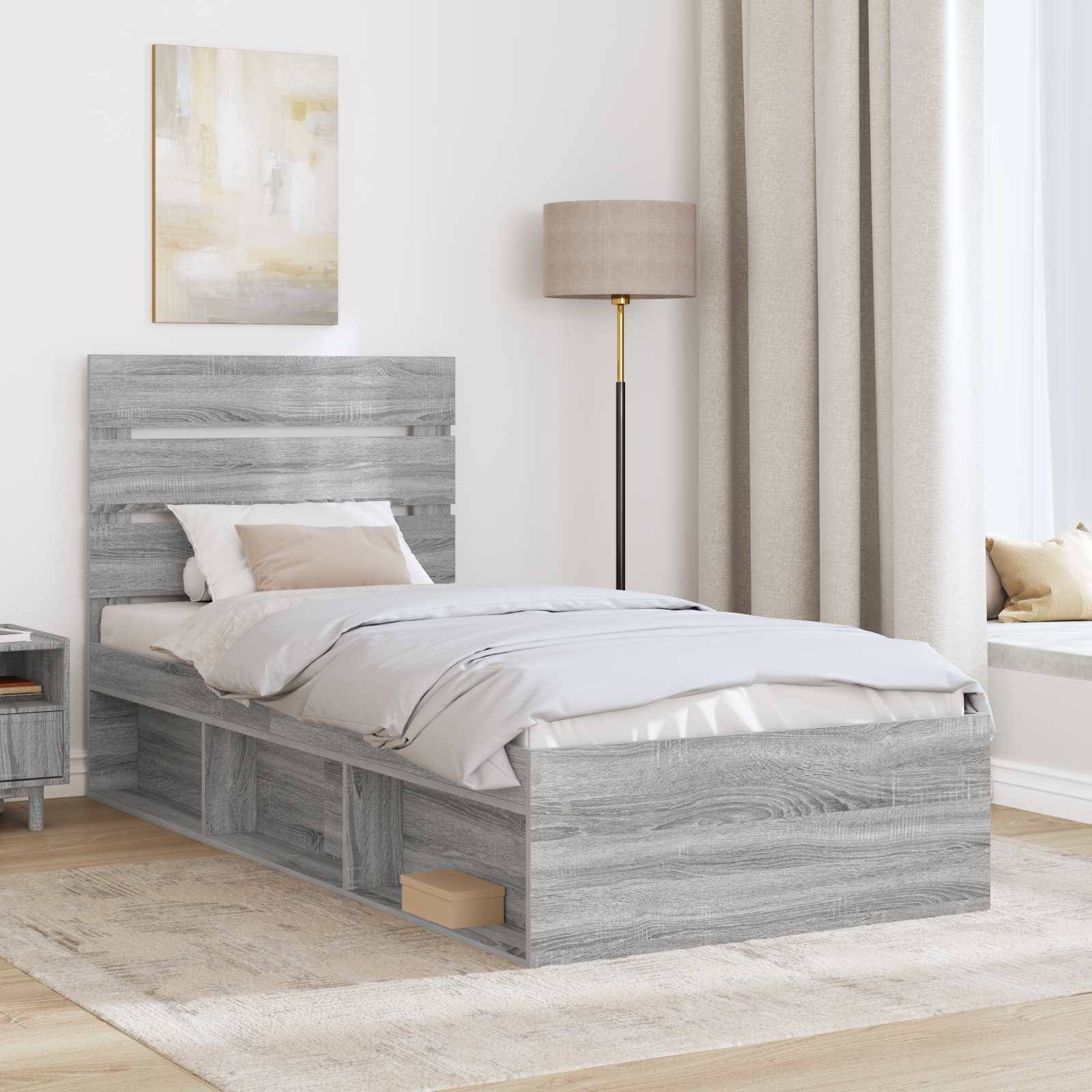 Ein modernes Schlafzimmer zeigt ein graues Holzbett mit weißer Bettwäsche, eine Stehlampe und eine Fensterbank. Neutrale Töne schaffen eine ruhige Atmosphäre.