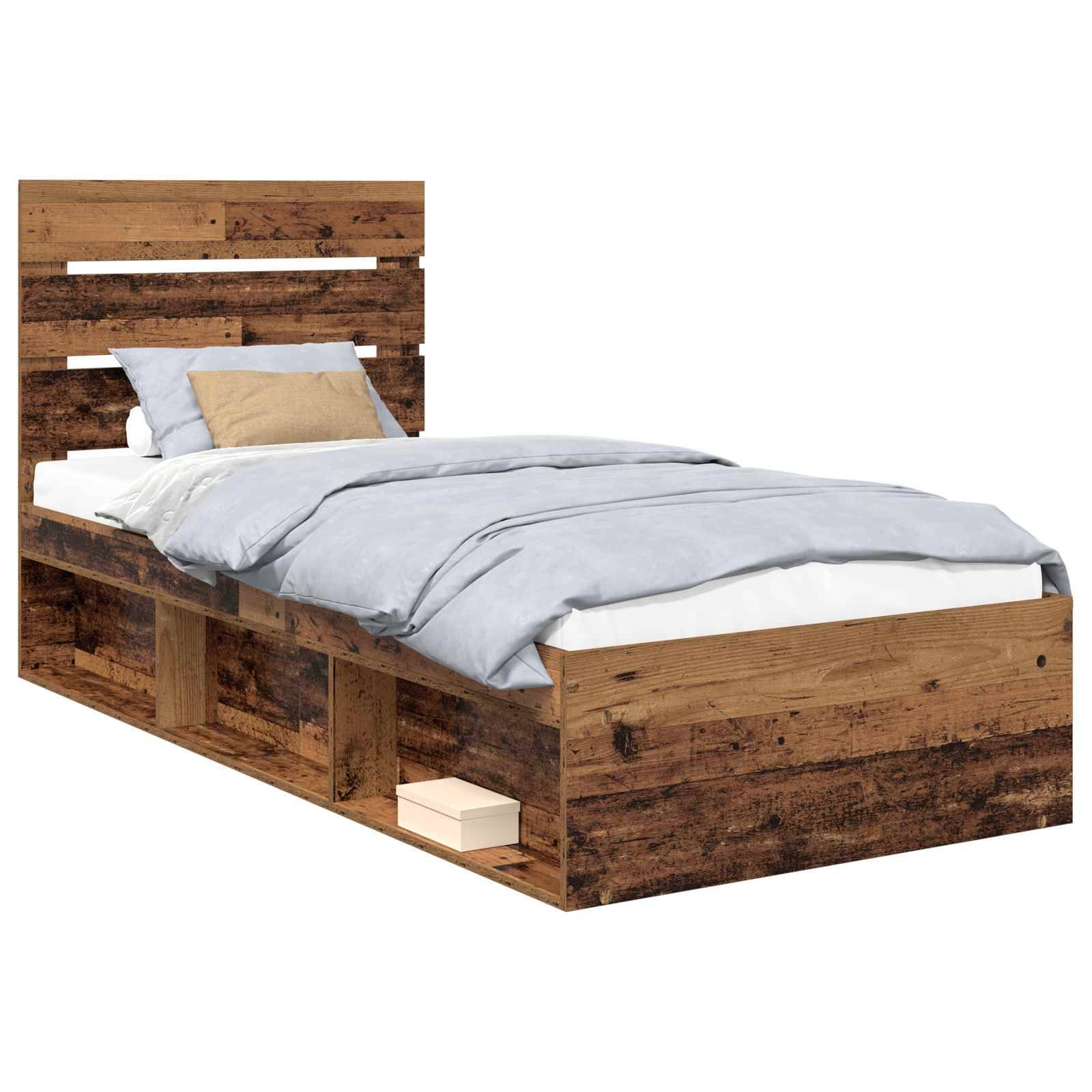 Ein Holzbettgestell mit rustikaler Oberfläche, ausgestattet mit integrierten Stauraummöglichkeiten darunter. Ein sorgfältig bezogenes Bett mit grauer Bettdecke und beigefarbenen Kissen.