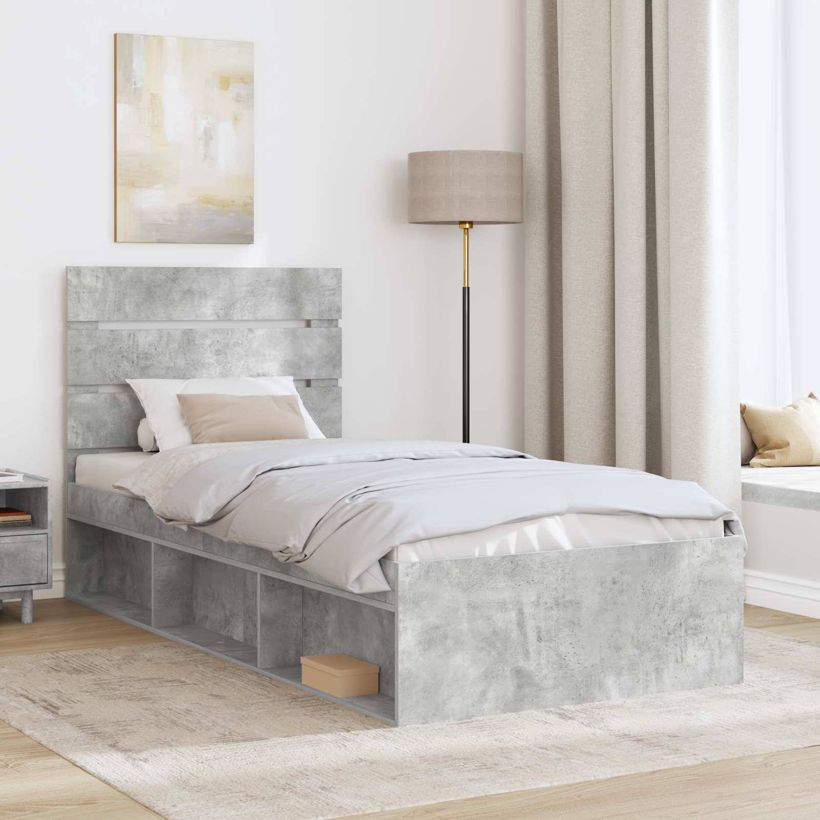 Ein modernes Schlafzimmer zeigt ein graues Bett mit integriertem Stauraum, weiß-beiger Bettwäsche, einem Nachttisch, einem beigen Teppich, einer Stehlampe und einem Wandgemälde.