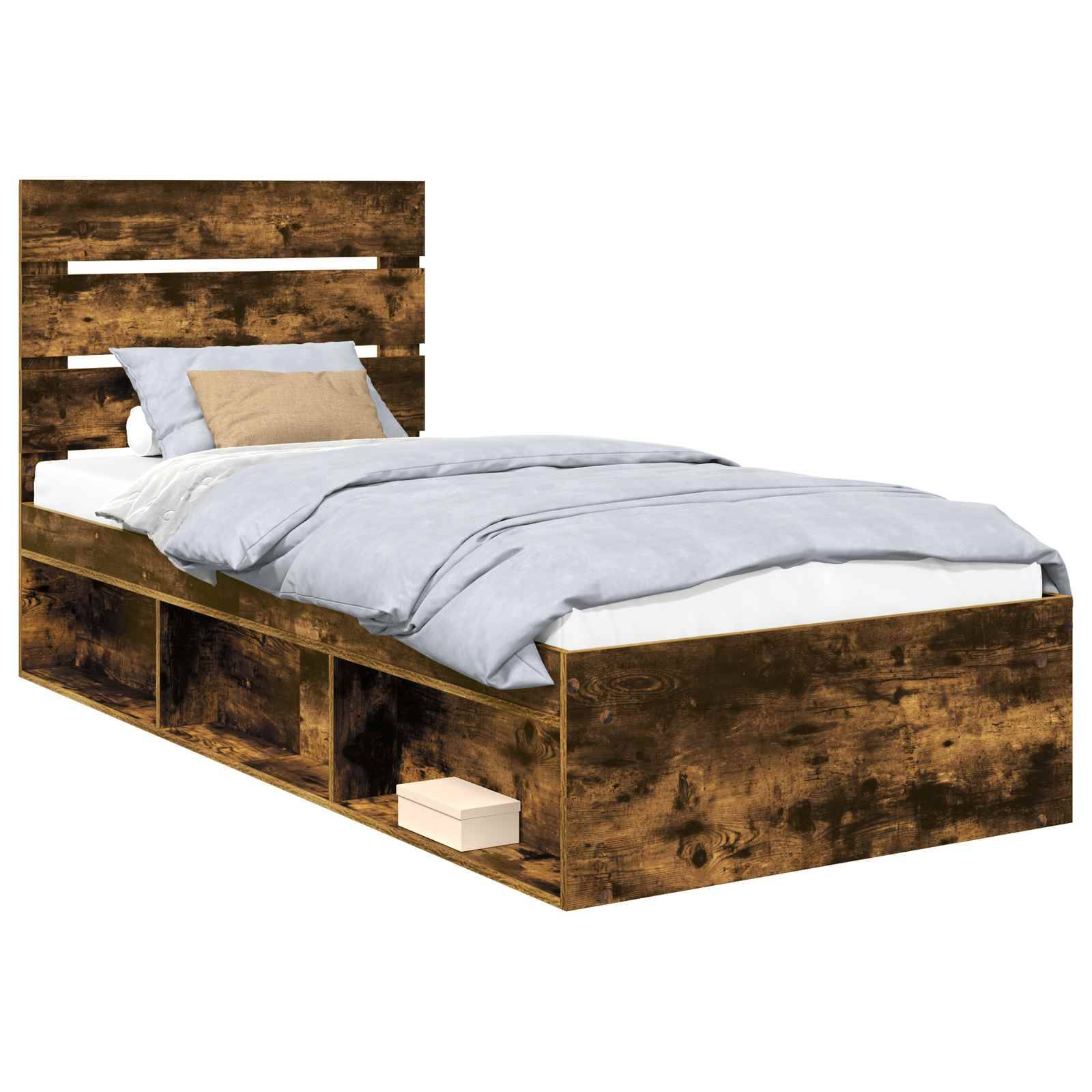 Ein rustikaler Holzbettrahmen mit drei offenen Stauraumfächern an einer Seite. Das Bett ist ordentlich bezogen mit blauen Bettwäschestücken und einem beigen Zierkissen.