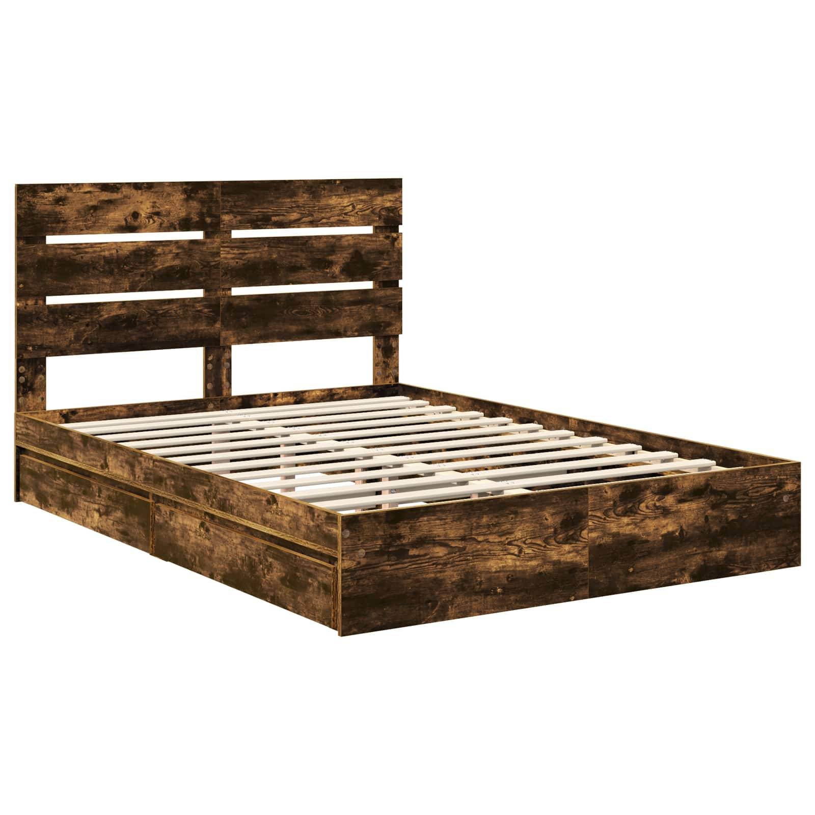 Ein Holzbettgestell mit rustikaler Oberfläche, ausgestattet mit einem Kopfteil mit horizontalen Latten und einer Plattformbasis, ohne Matratze dargestellt.