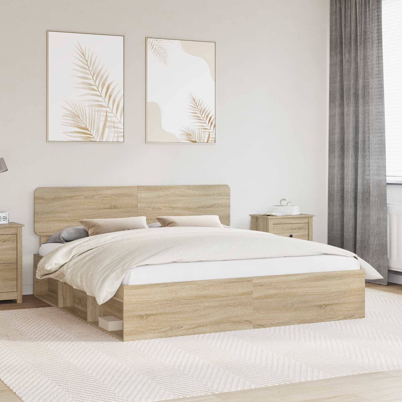 Ein minimalistisches Schlafzimmer mit einem Holzbettrahmen, heller Bettwäsche, zwei gerahmten botanischen Drucken und einem Nachttisch, das eine ruhige Atmosphäre schafft.