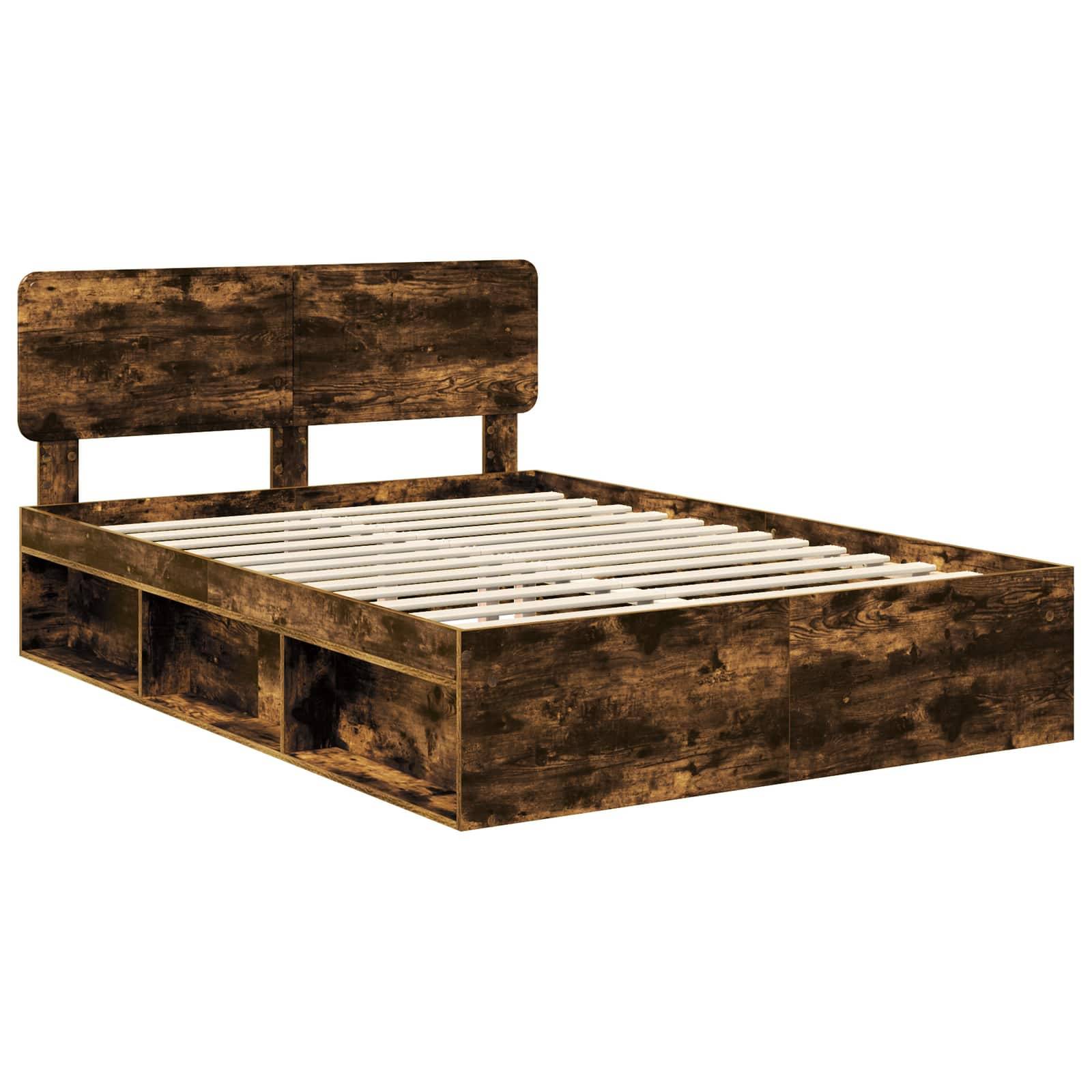 Ein Holzbettgestell mit rustikaler Oberfläche, ausgestattet mit einem hohen Kopfteil und mehreren Stauraummöglichkeiten darunter.