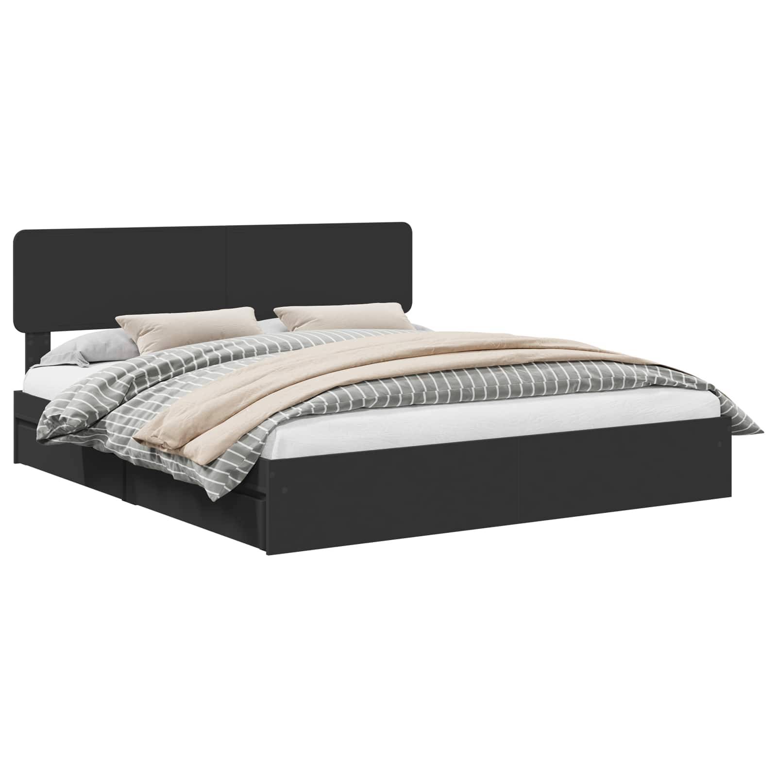 Schwarzes Plattformbett mit gepolstertem Kopfteil, beigefarbenen Kissen und gestreifter grauer Decke. Das Bett ist ordentlich gemacht und auf einem einfachen weißen Hintergrund positioniert.