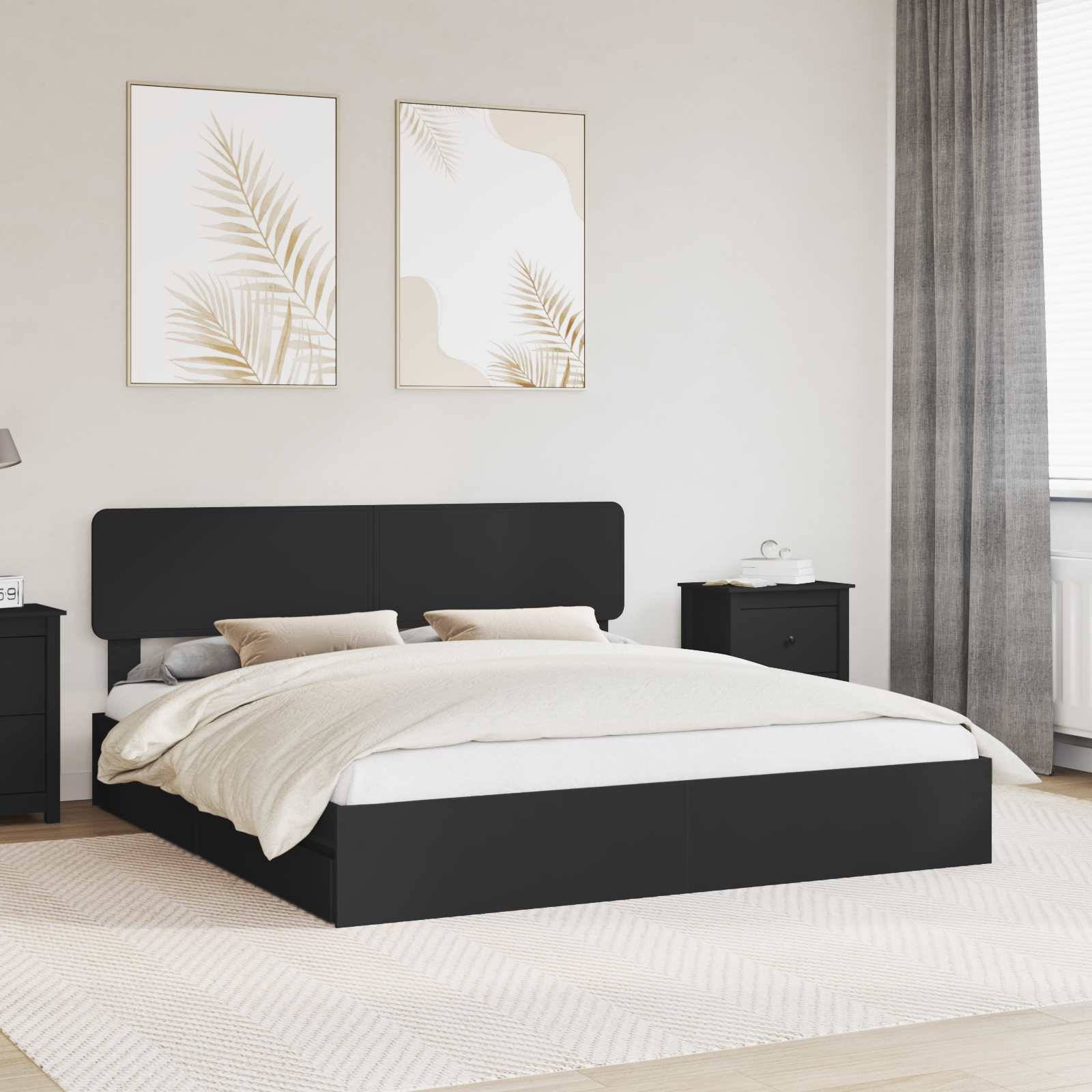 Ein modernes, minimalistisches Schlafzimmer mit einem großen Bett, zwei abstrakten Blattkunstwerken darüber und einem Nachttisch mit einem Wecker und einer Lampe.