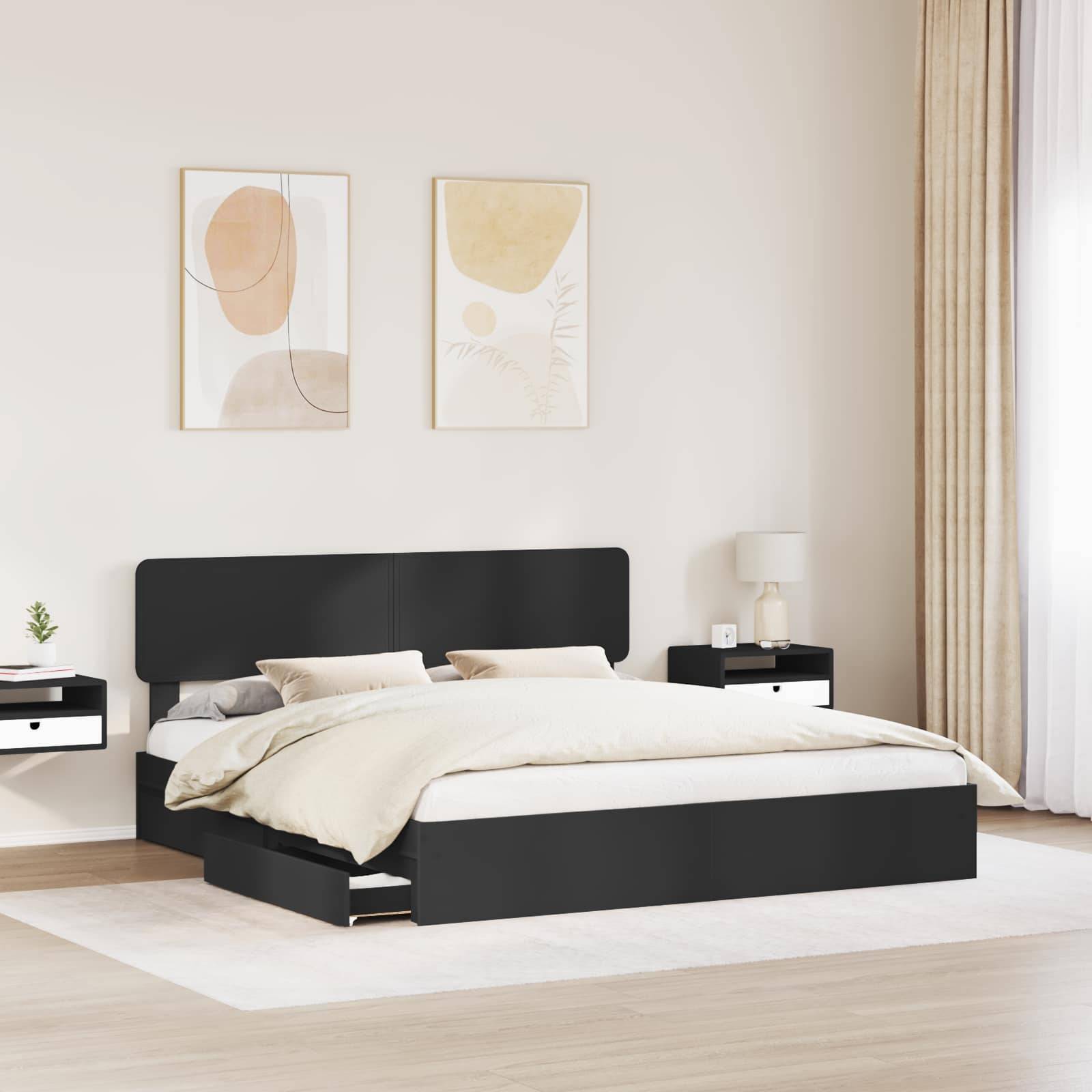 Ein modernes Schlafzimmer zeichnet sich durch ein schlankes schwarzes Bett mit beigefarbener Bettwäsche, zwei schwebende Nachttische, minimalistische abstrakte Kunst und einen Vorhang auf der rechten Seite aus.