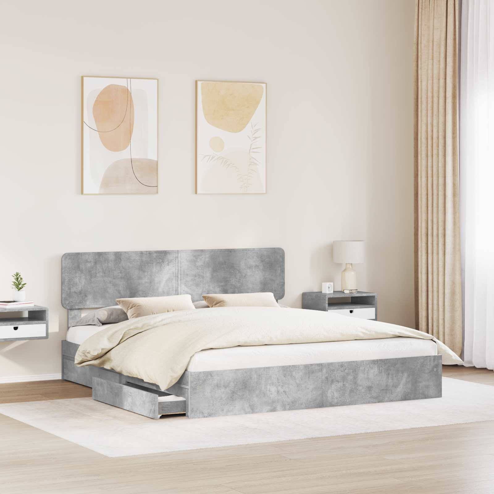 Ein modernes Schlafzimmer mit einem grau gepolsterten Bett mit beigefarbener Bettwäsche, flankiert von eleganten Nachttischen. Minimalistische Einrichtung mit abstrakter Kunst.