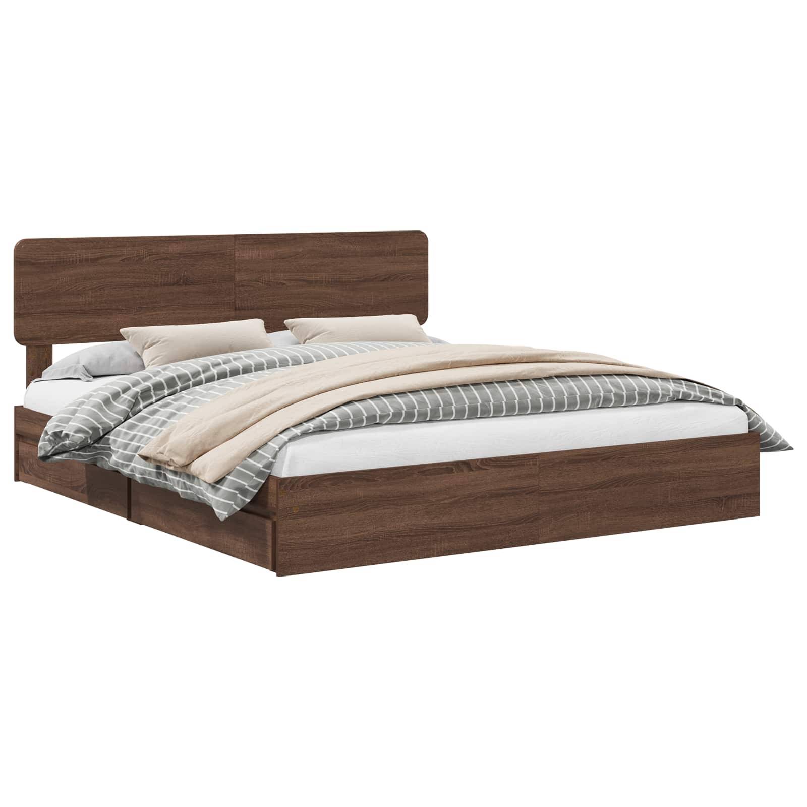 Ein Holz-Doppelbett mit hohem Kopfteil, ordentlich gemacht mit einem weißen Laken und gestreifter grau-beiger Bettwäsche, von der Seite betrachtet.