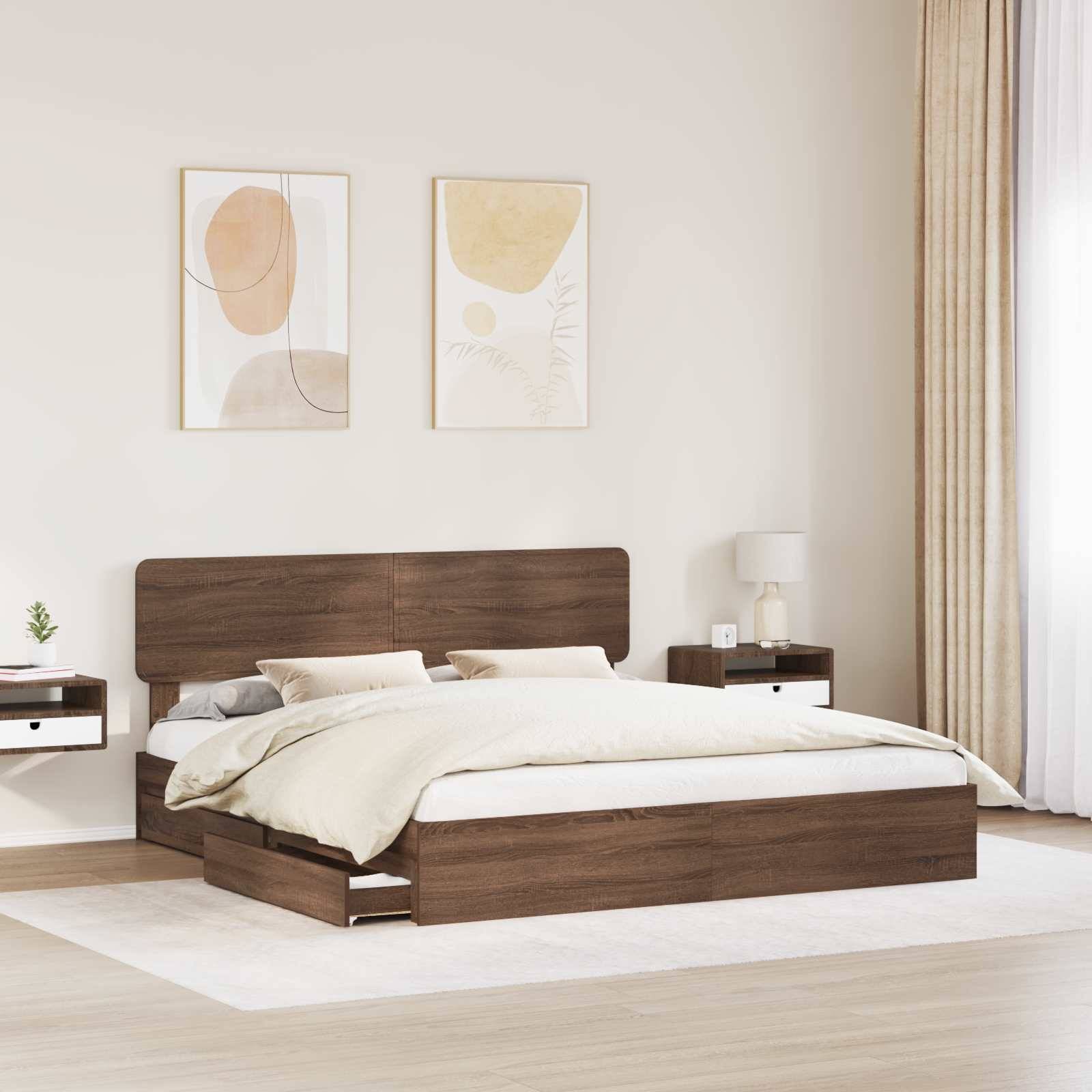 Ein modernes Schlafzimmer mit einem Holzbett, weißer Bettwäsche, schwebenden Nachttischen, abstrakter Wandkunst und einer kleinen Pflanze, das einen minimalistischen Entwurf schafft.