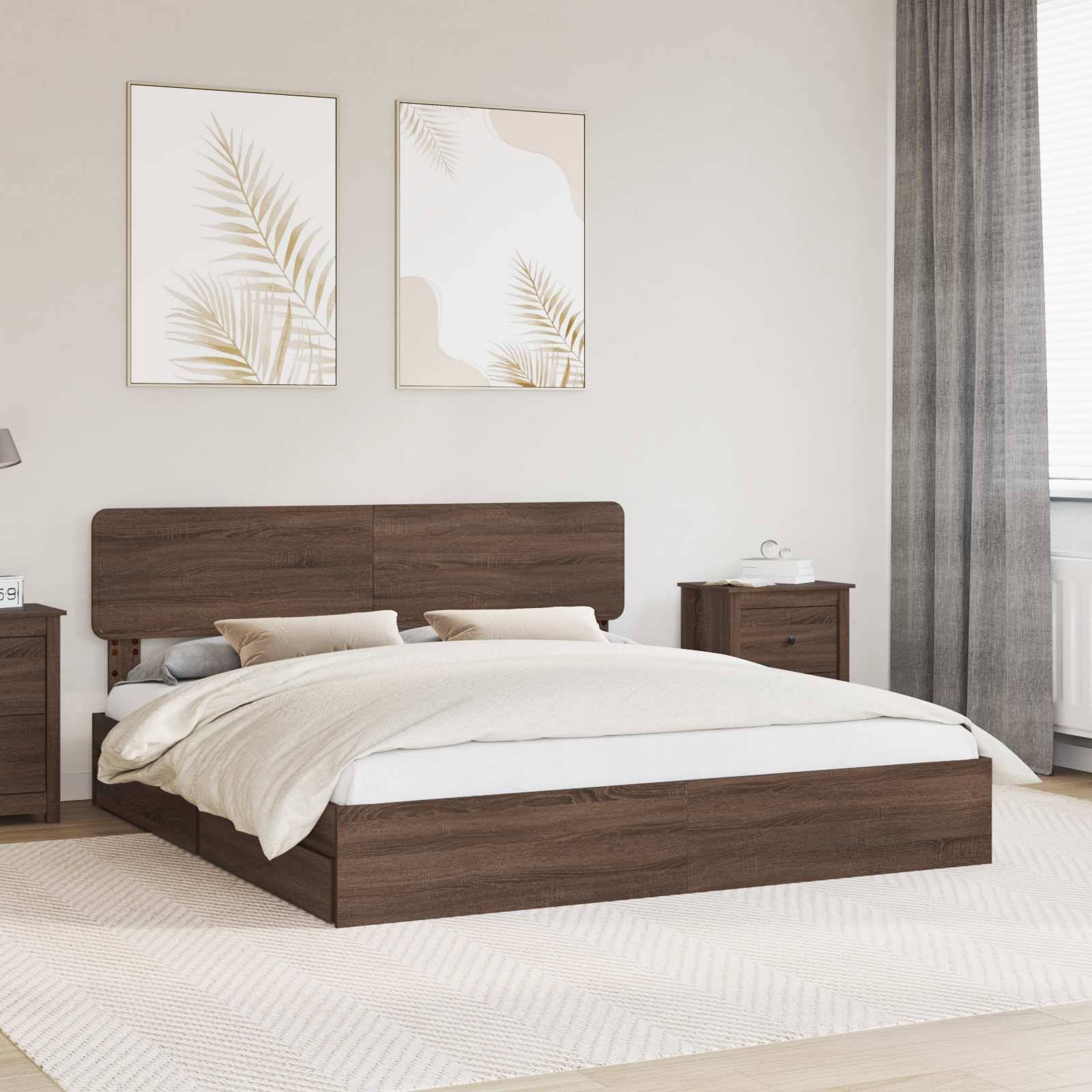 Modernes Schlafzimmer mit einem Holzbett, neutraler Bettwäsche und zwei abstrakten Blätterdrucken an der Wand. Licht flutet durch ein großes Fenster mit grauen Vorhängen.