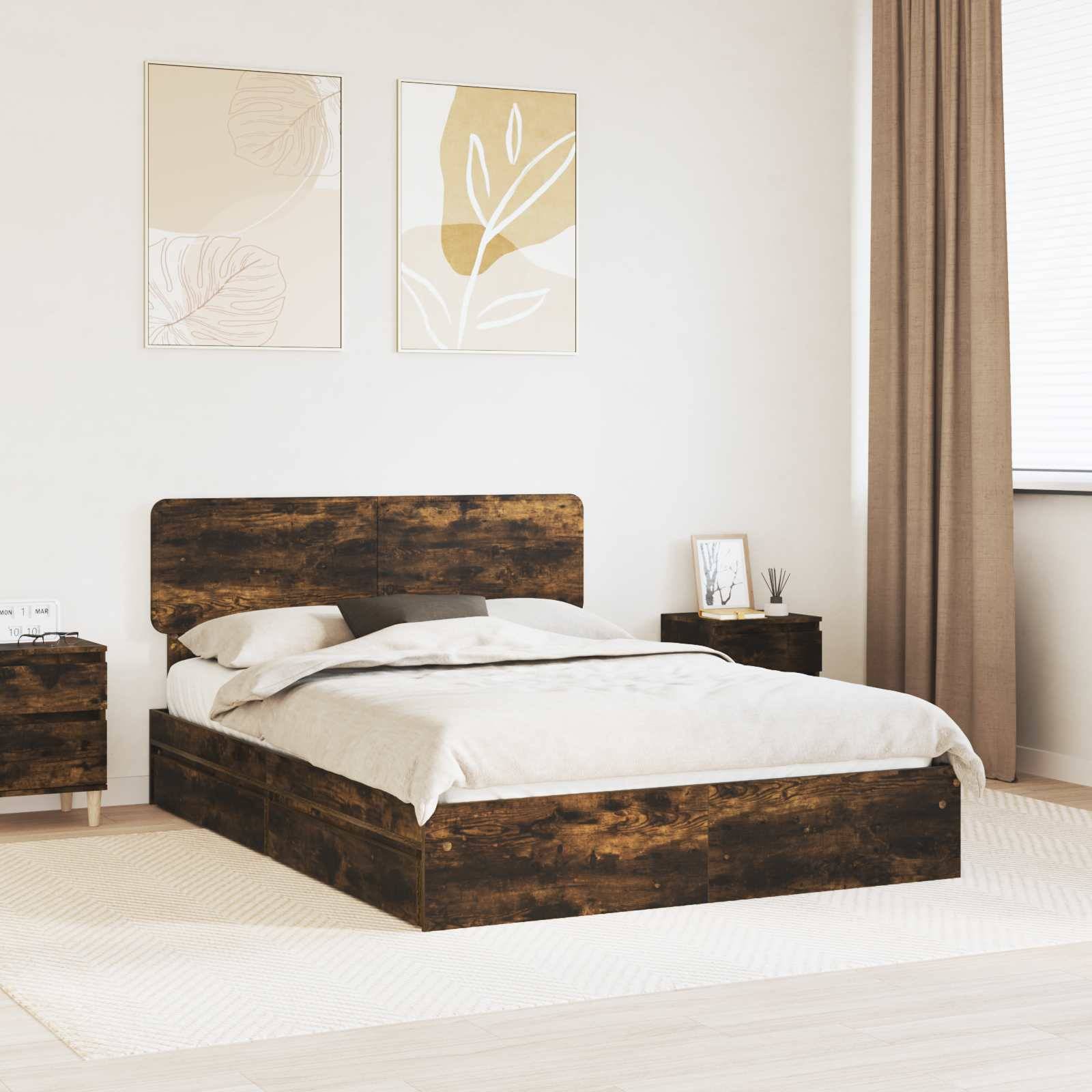 Ein Schlafzimmer mit einem Holzbett, beigefarbener Bettwäsche, passenden Nachttischen, abstrakter Kunst an der Wand und Sonnenlicht, das durch die Vorhänge hereinströmt.