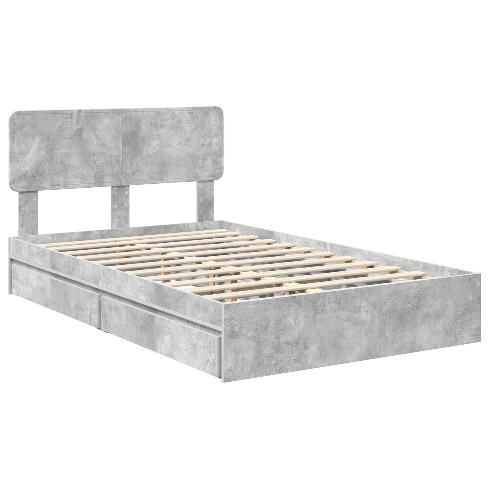 Ein Bettgestell mit Zementoberfläche, Holzlatten, zwei Aufbewahrungsschubladen darunter und einem rechteckigen Kopfteil, von einem Winkel aus gezeigt.