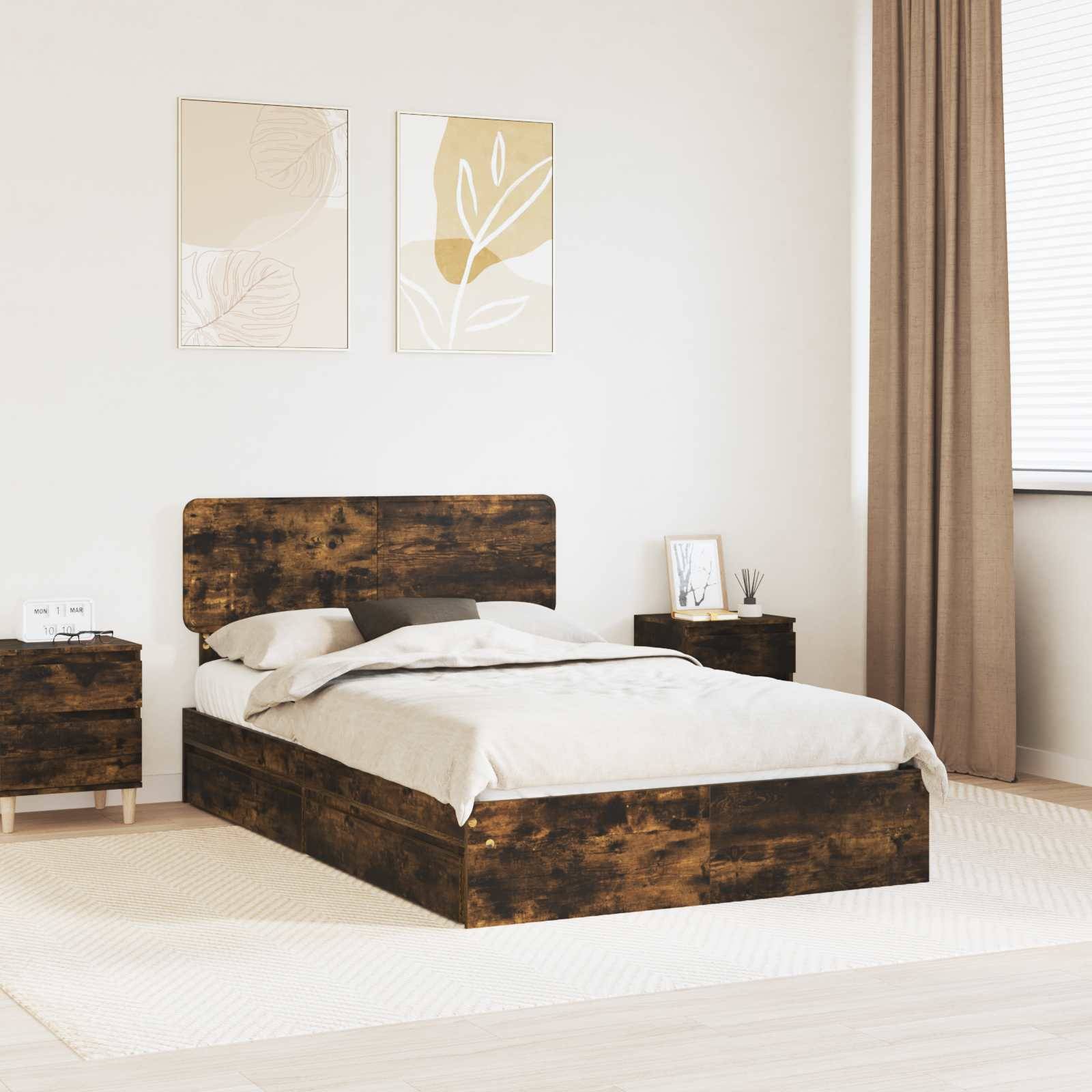 Ein modernes Schlafzimmer mit einem Holzbett, beigefarbener Bettwäsche, zwei Nachttischen, abstrakter Kunst an der Wand und einem Fenster mit beigefarbenen Vorhängen.