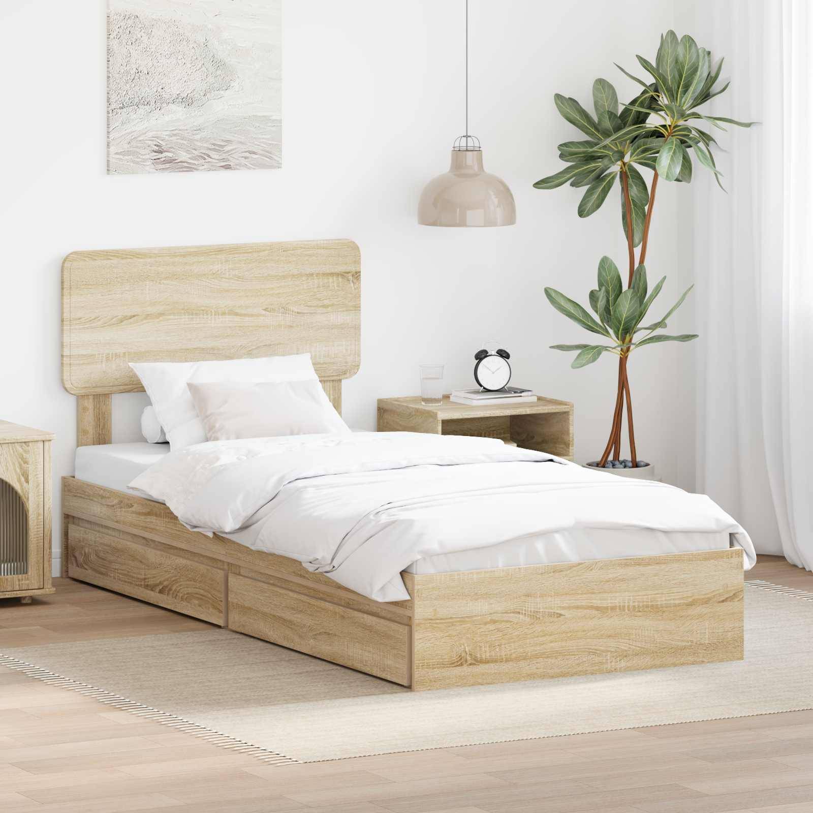 Ein gemütliches Schlafzimmer mit einem Holzbett, das mit weißer Bettwäsche ausgestattet ist, Nachttischen, einer großen Pflanze und einer Pendelleuchte. Neutrale Töne verstärken die Wärme.
