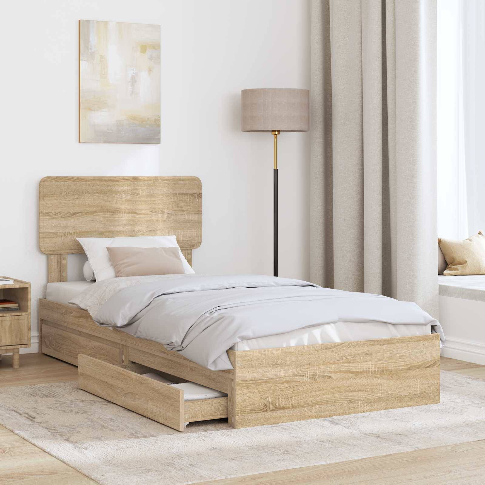 Schlafzimmer mit einem Holzbett mit Stauraum­schubladen, einer Stehlampe, beigen Vorhängen und einem Gemälde an der Wand, das eine gemütliche Atmosphäre schafft.