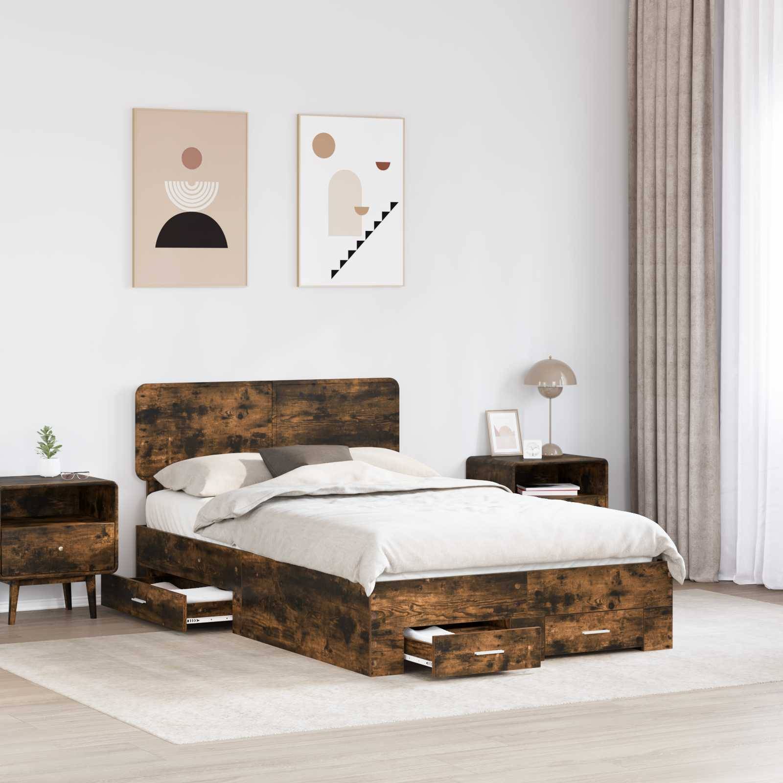 Ein modernes Schlafzimmer mit einem Holzbett mit Stauraum-Schubladen. Helle Bettwäsche, passende Nachttische, minimalistische Kunstwerke und weiche Vorhänge.