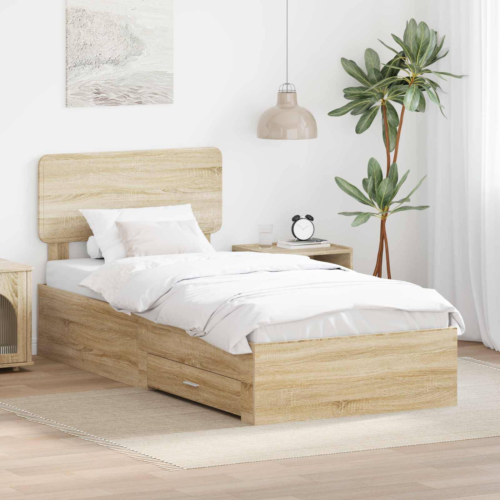Ein ordentlich eingerichtetes Schlafzimmer mit einem Holzbett, weißer Bettwäsche, Nachttisch mit Lampe, Topfpflanze und Wandkunst, die eine gemütliche Atmosphäre schafft.