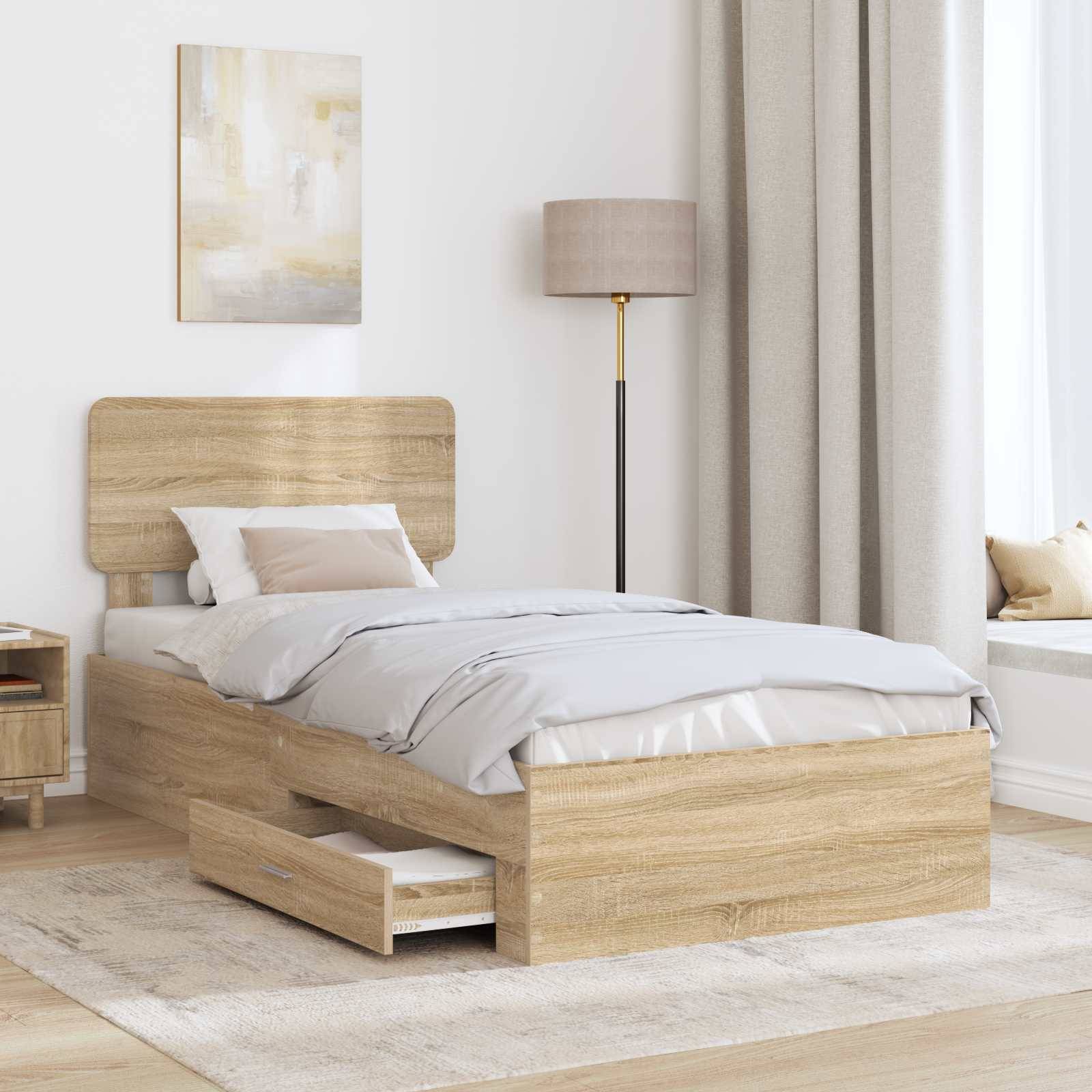Ein minimalistisches Schlafzimmer verfügt über ein Holzbett mit einer Schublade, graue Bettwäsche, einen Nachttisch, eine Lampe, ein Gemälde über dem Bett und eine Fensterbank zum Sitzen.
