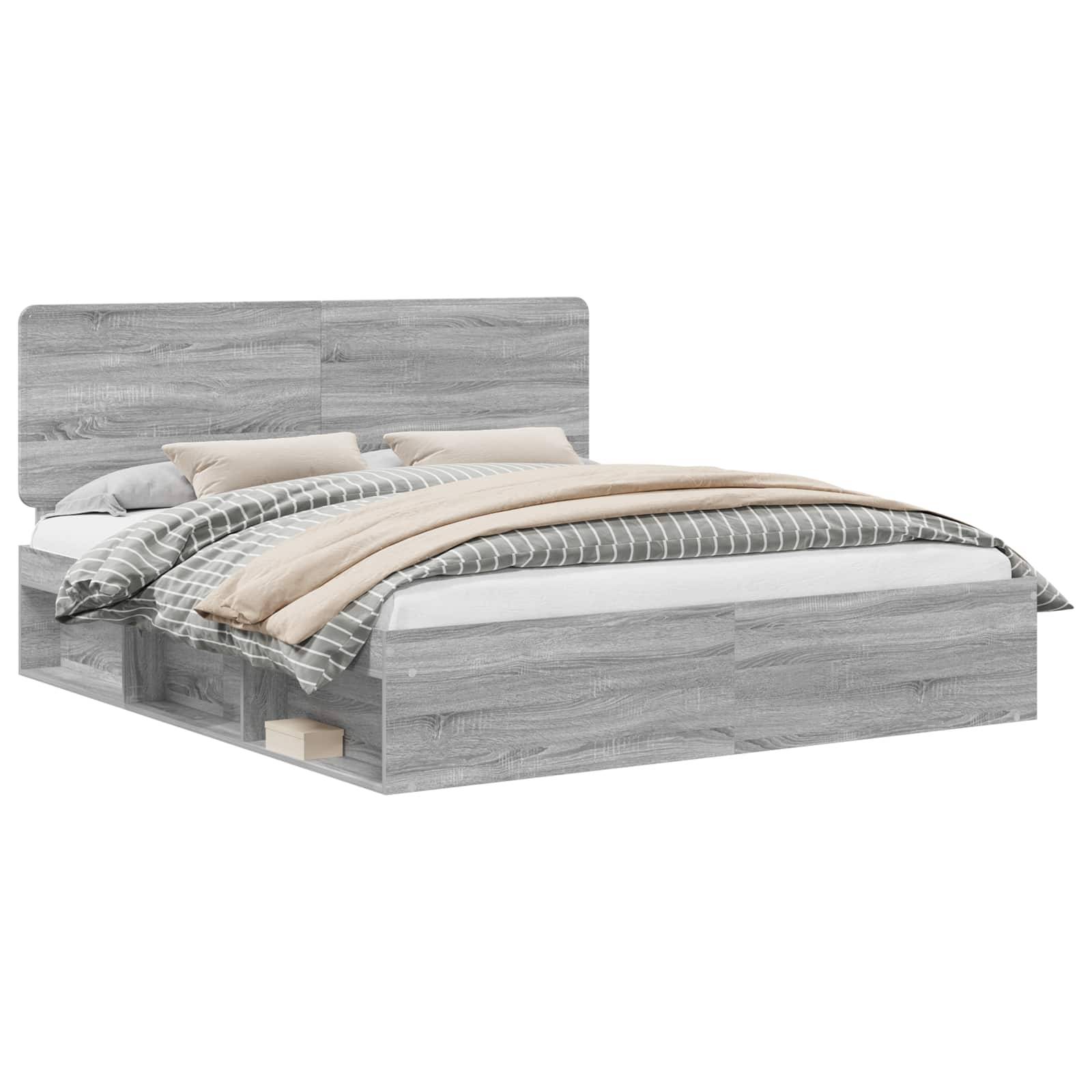 Ein graues Holz-Plattformbett mit Kopfteil, ausgestattet mit Bettwäsche in Beige- und Grautönen und integrierten Aufbewahrungsschubladen darunter.