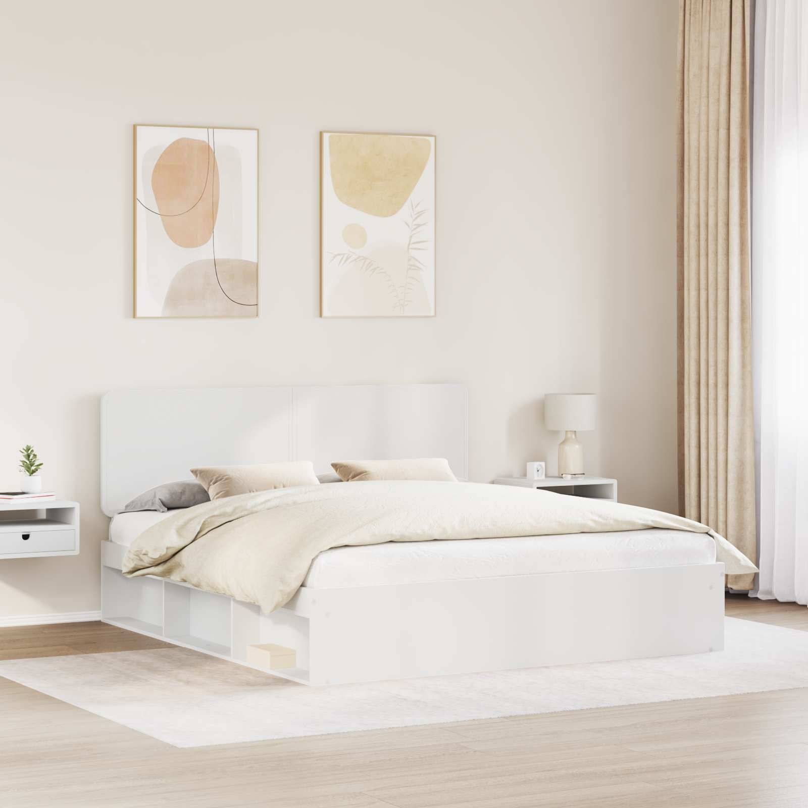 Minimalistisches Schlafzimmer mit einem großen weißen Bett, abstrakter Kunst an der Wand und schwebenden Nachttischen. Helle und luftige Atmosphäre mit natürlichem Licht.
